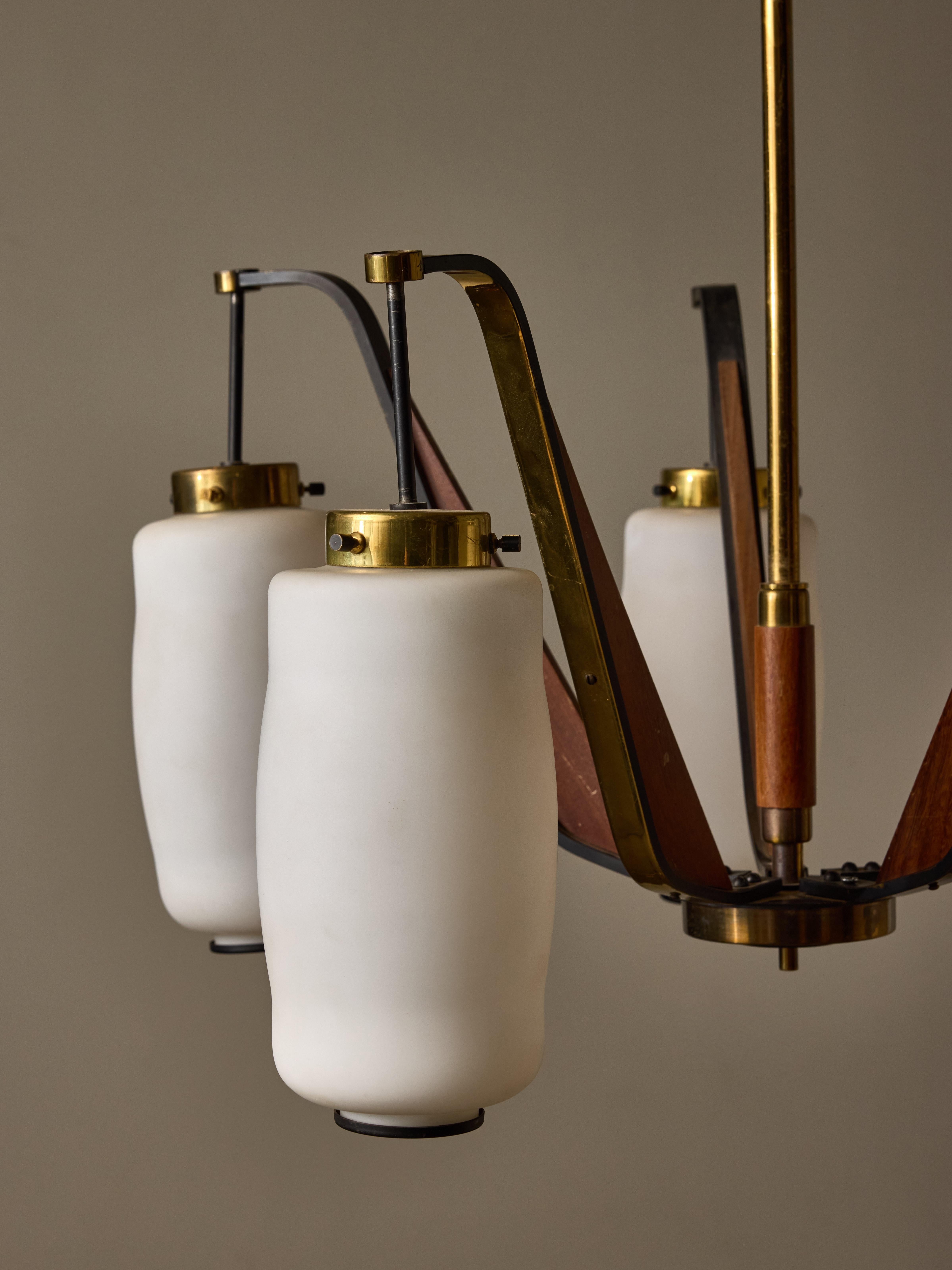 Italiano Lampadario italiano di metà secolo in Wood, ottone e opalina in vendita
