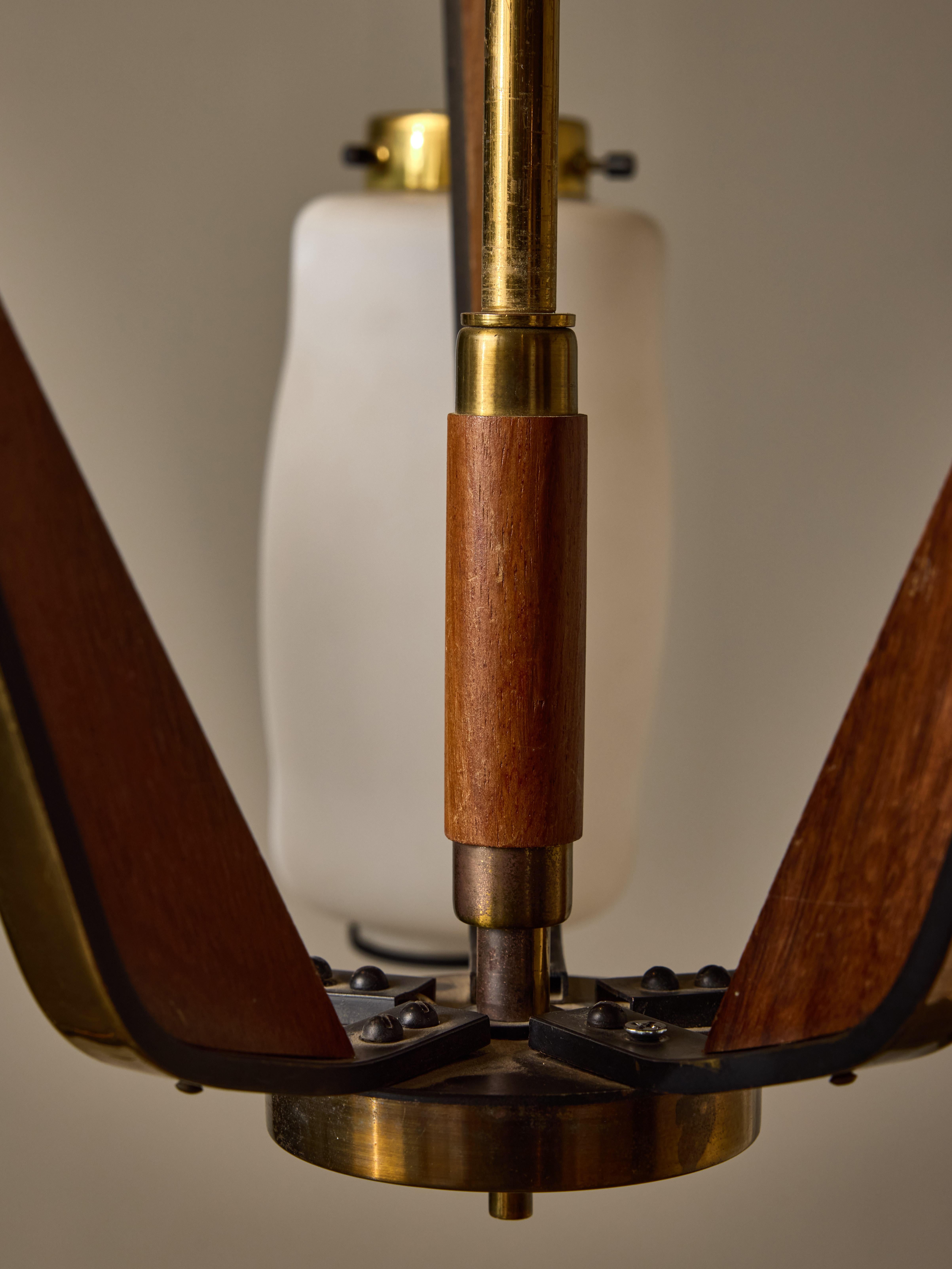 Metà XX secolo Lampadario italiano di metà secolo in Wood, ottone e opalina in vendita