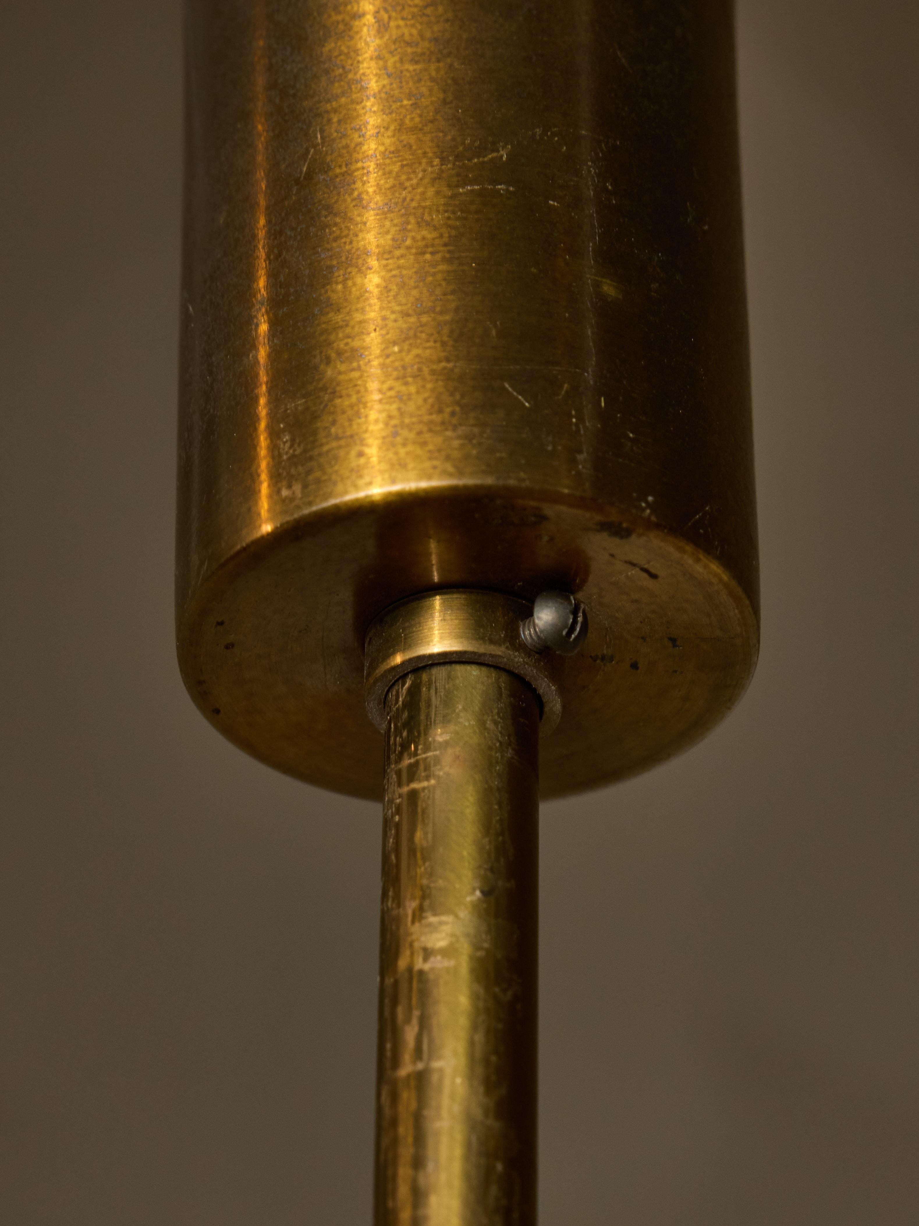 Ottone Lampadario italiano di metà secolo in Wood, ottone e opalina in vendita