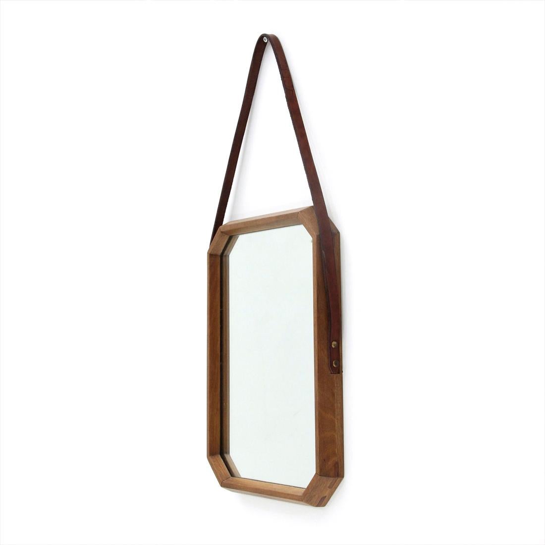 Italian manufacturing mirror produced in the 1960s.
Solid teak frame with faceted edges.
Mirror glass surface.
Leather cord.
Good general condition, some signs due to normal use over time.

Dimensions: Length 28 cm, depth 3 cm, height 39 cm.