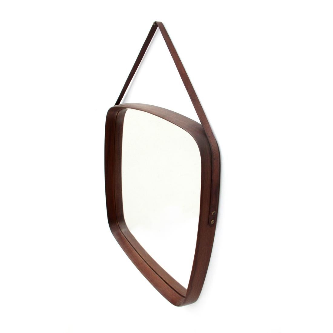 Italian manufacturing mirror produced in the 1960s.
Square wooden frame with rounded corners.
Mirror glass surface.
Leather cord.
Good general condition, some signs due to normal use over time.

Dimensions: Length 52 cm, depth 4 cm, height 52