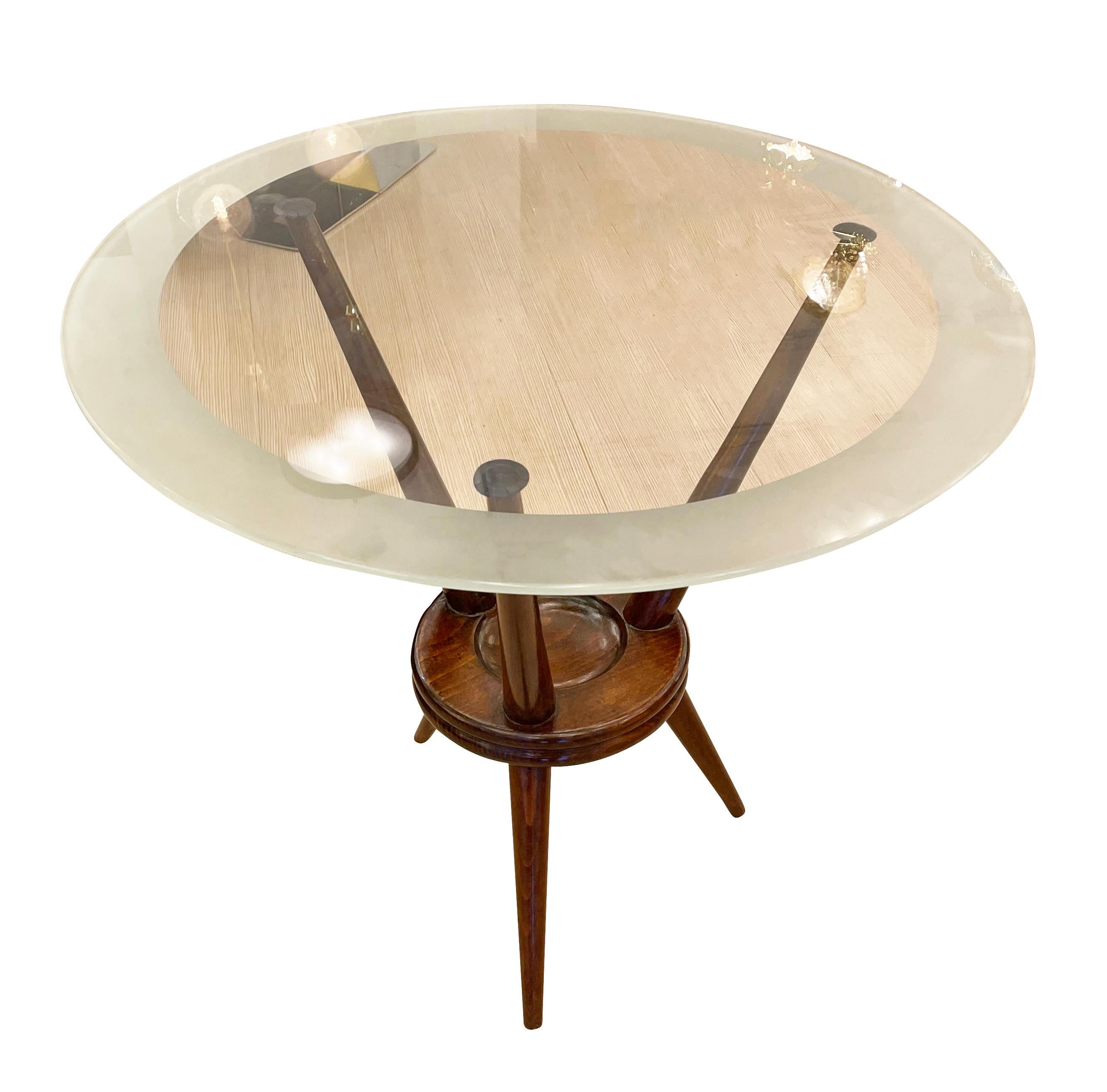 Italian Mid-Century tripod side table. Wood framing and glass top with a frosted edging.

Condition: Excellent vintage condition, minor wear consistent with age and use.

Measures: Diameter: 21.75”

Height: 20.25”.

 