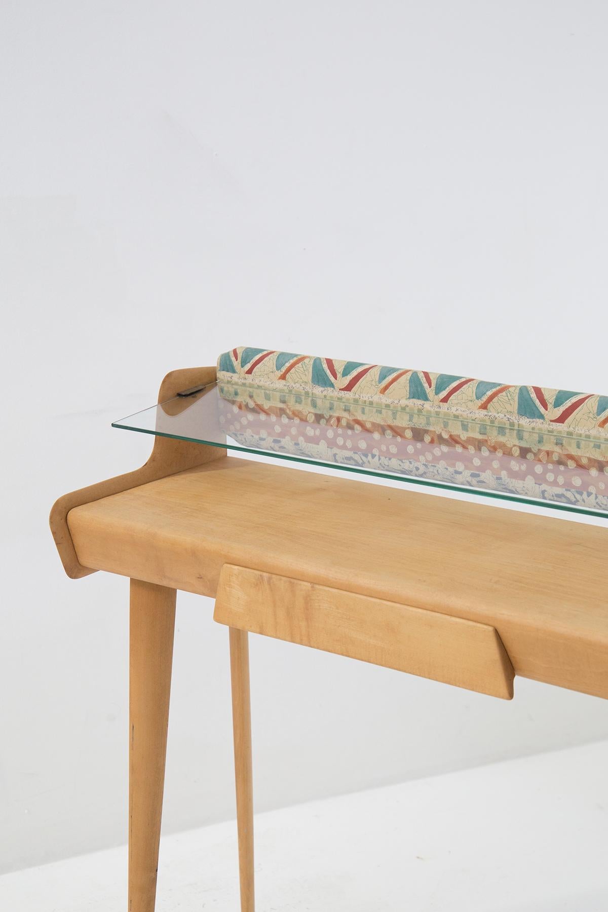 Hübscher Holzschreibtisch aus feiner italienischer Fertigung aus den 1950er Jahren.
Der Schreibtisch ist im Gestell vollständig aus hellem, edlem Holz gefertigt.
Die Beine, die die Struktur tragen, sind lang und zylinderförmig. Die beiden hinteren