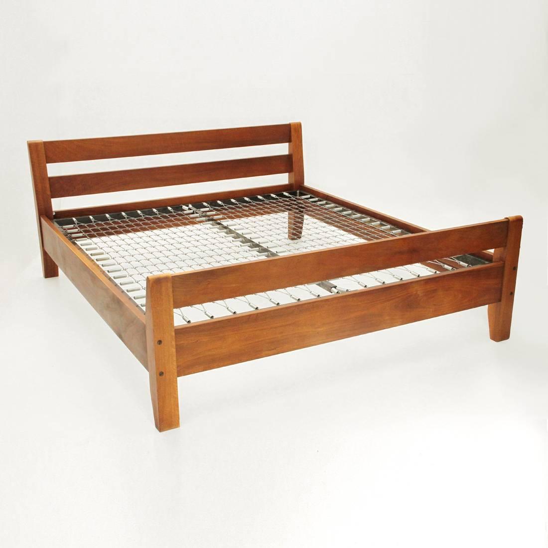 Bed produced by Bernini in the 60s.
Structure of excellent quality in veneered wood.
bed base with iron structure.
Good condition, some signs due to normal use over time.
Houses a mattress 170x190 cm

Dimensions: Width 183 cm - Depth 208 cm - Height
