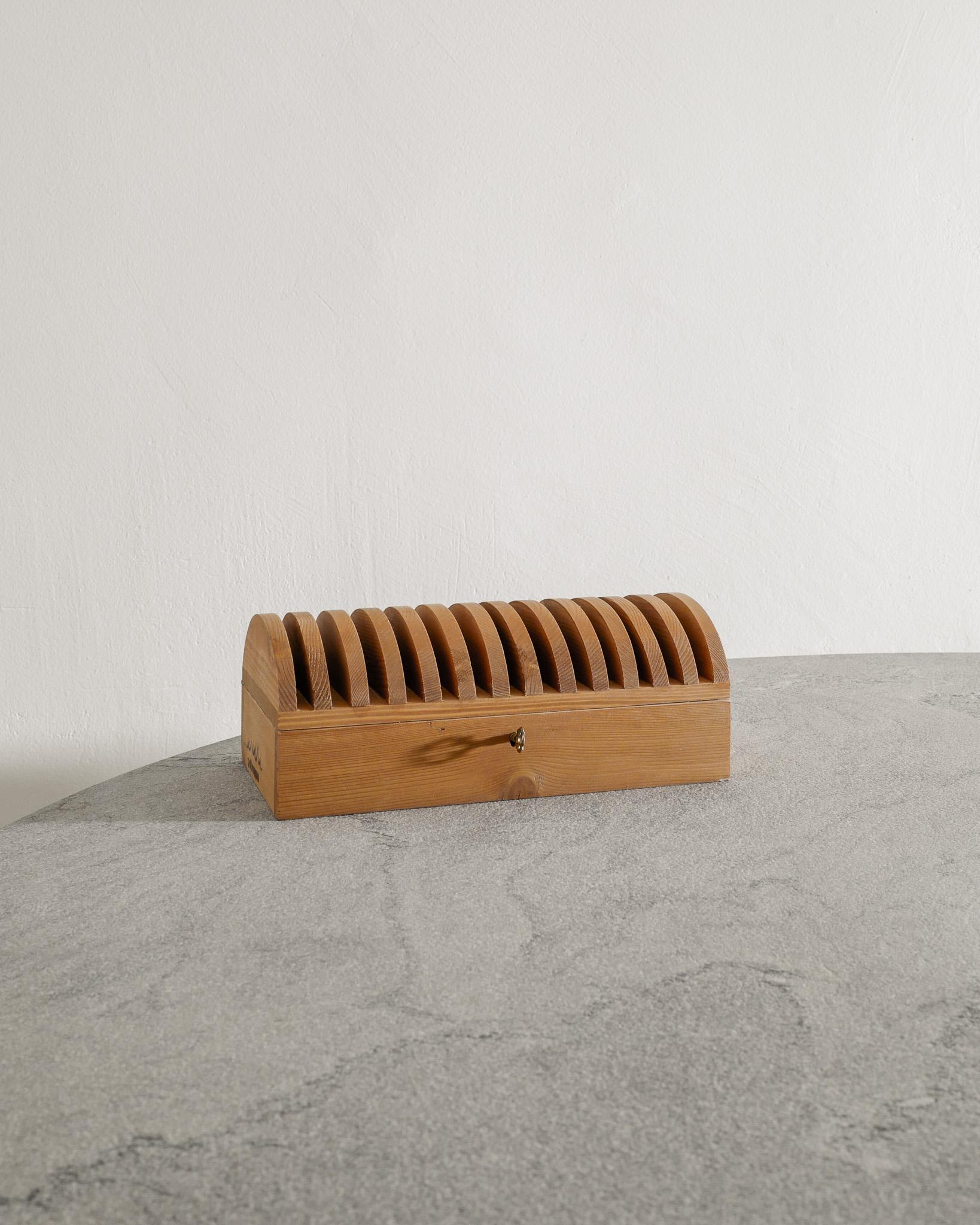 Scandinave moderne Boîte en bois du milieu du siècle en pin par Mario Ceroli pour Poltronova, 1970 en vente