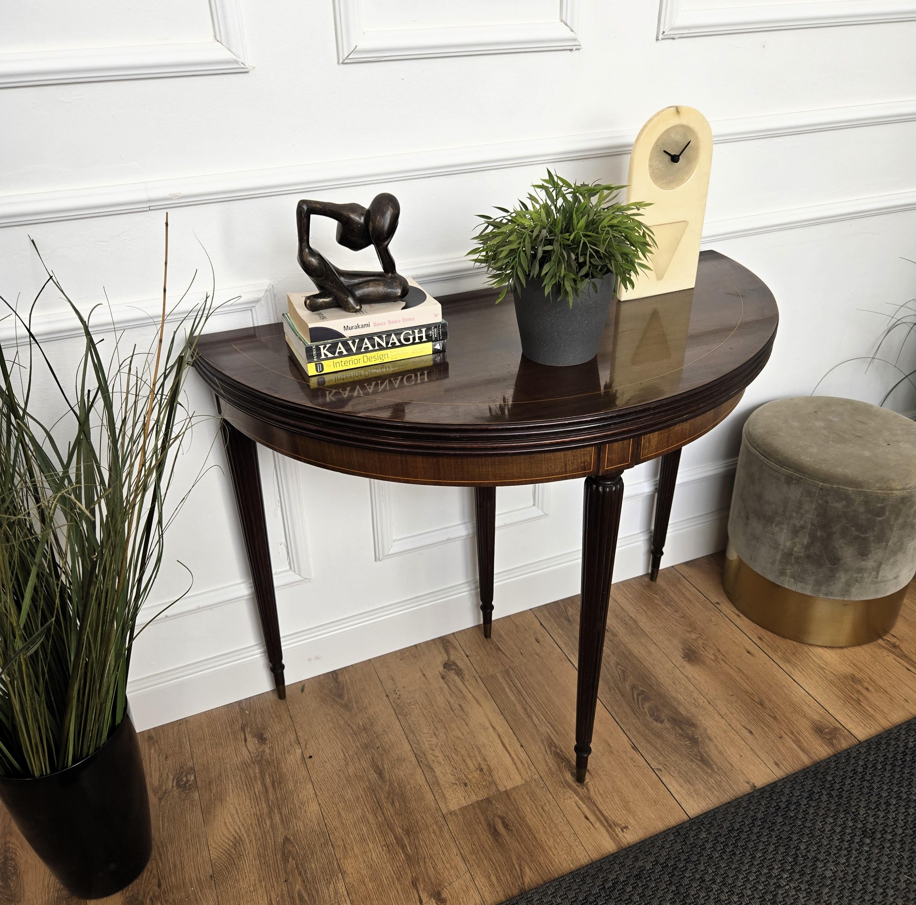 Consola de madera italiana de mediados de siglo Demi-lune plegable Mesa de juego de comedor Renacimiento neoclásico en venta
