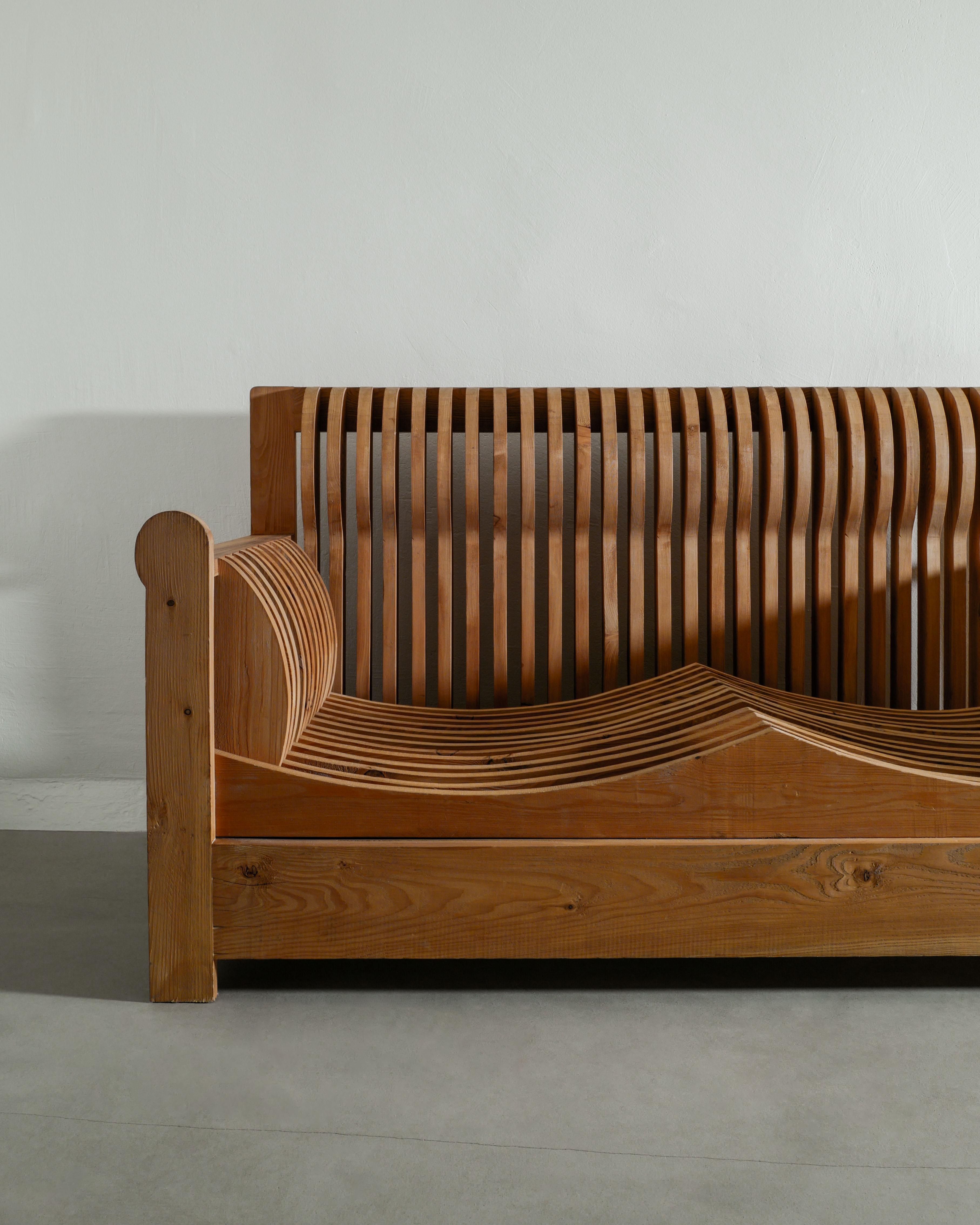 Mid-Century Modern Canapé en bois de pin italien du milieu du siècle par Mario Ceroli pour Poltronova, 1970 en vente