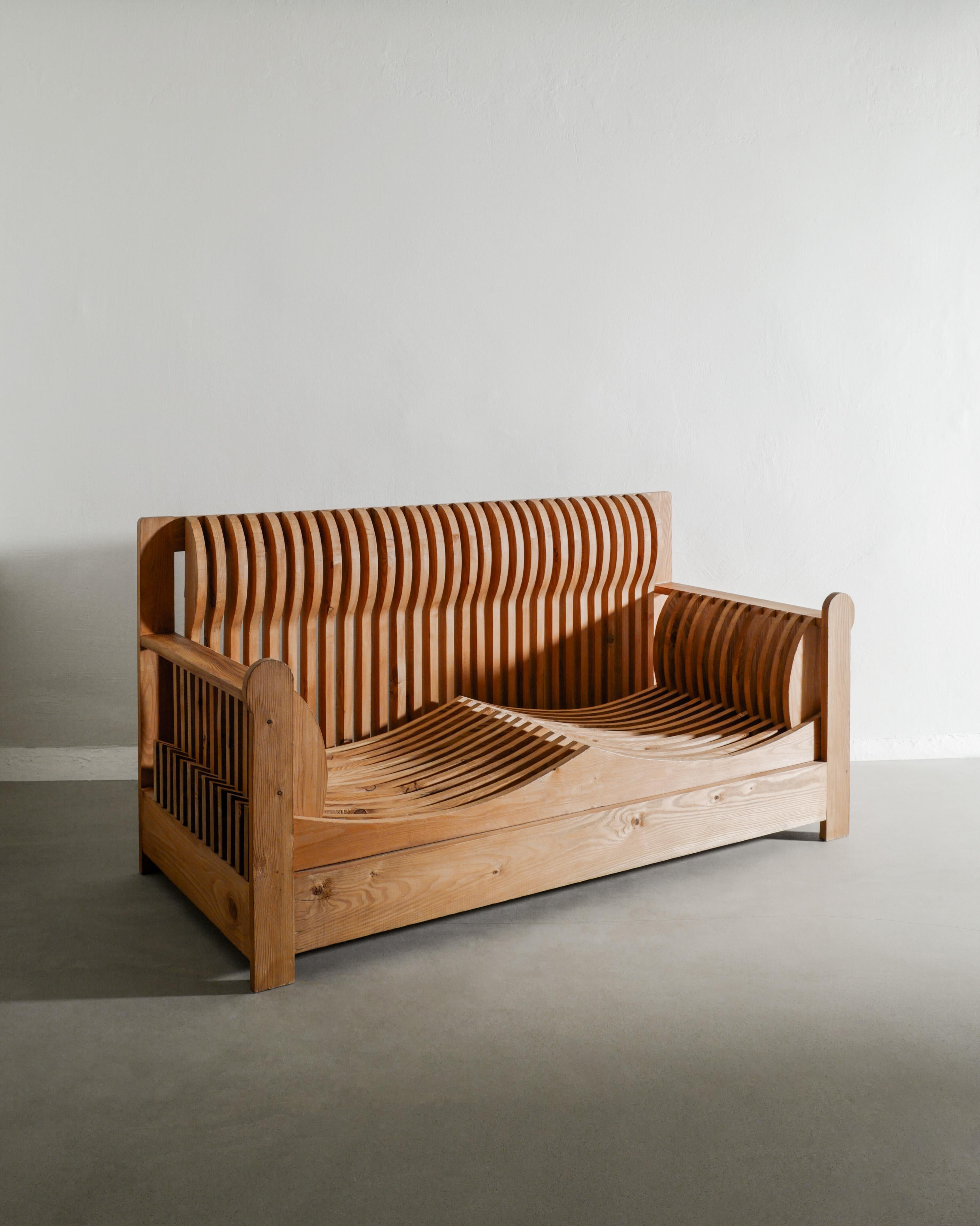 Canapé en bois de pin italien du milieu du siècle par Mario Ceroli pour Poltronova, 1970 Bon état - En vente à Stockholm, SE