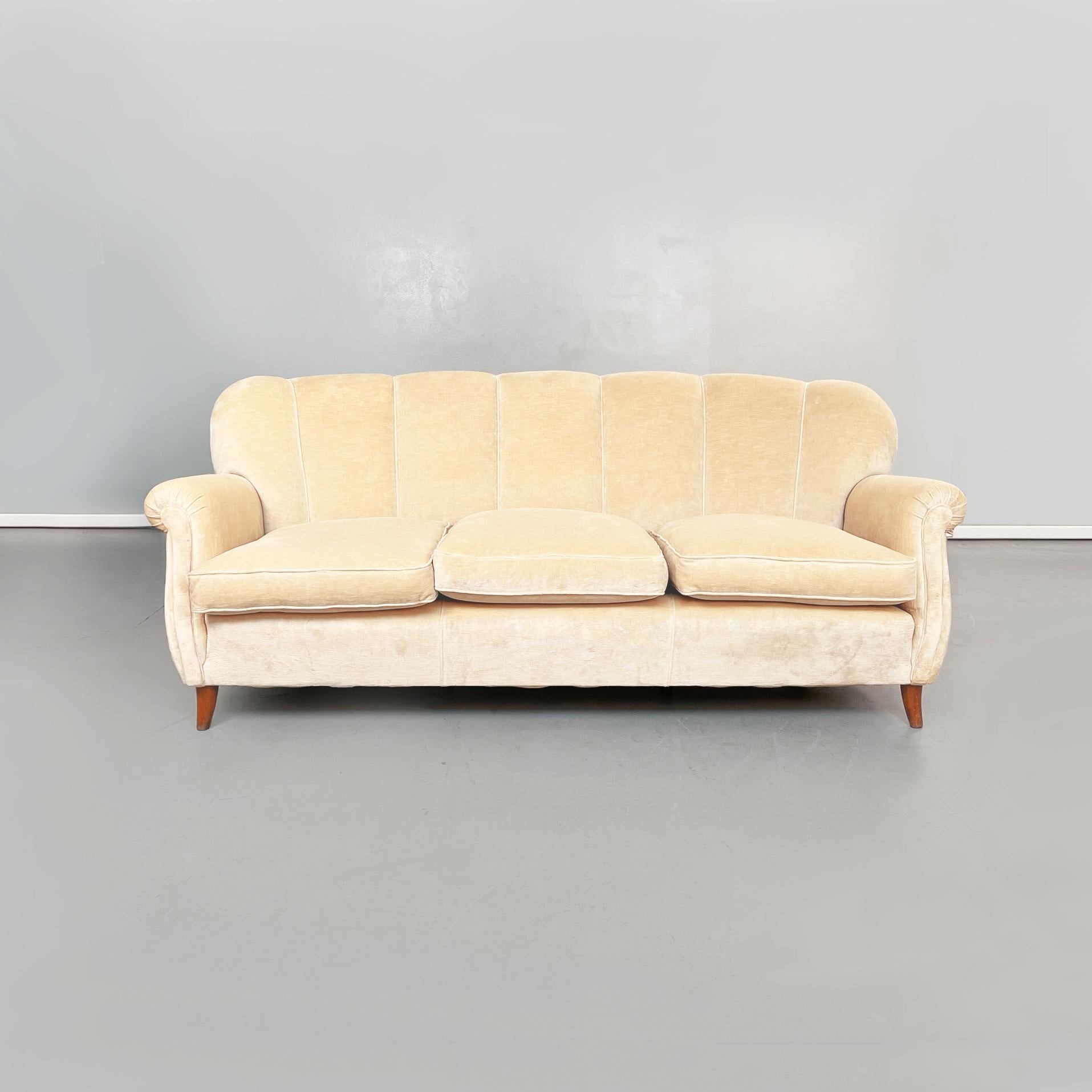 Italian mid-century Wooden sofa in beige fabric, 1960s
A three-seater sofa in beige fabric and wooden structure. The sofa has a seat made up of 3 cushions that follow the shape of the back. The back has several vertical seams that give it a rounded