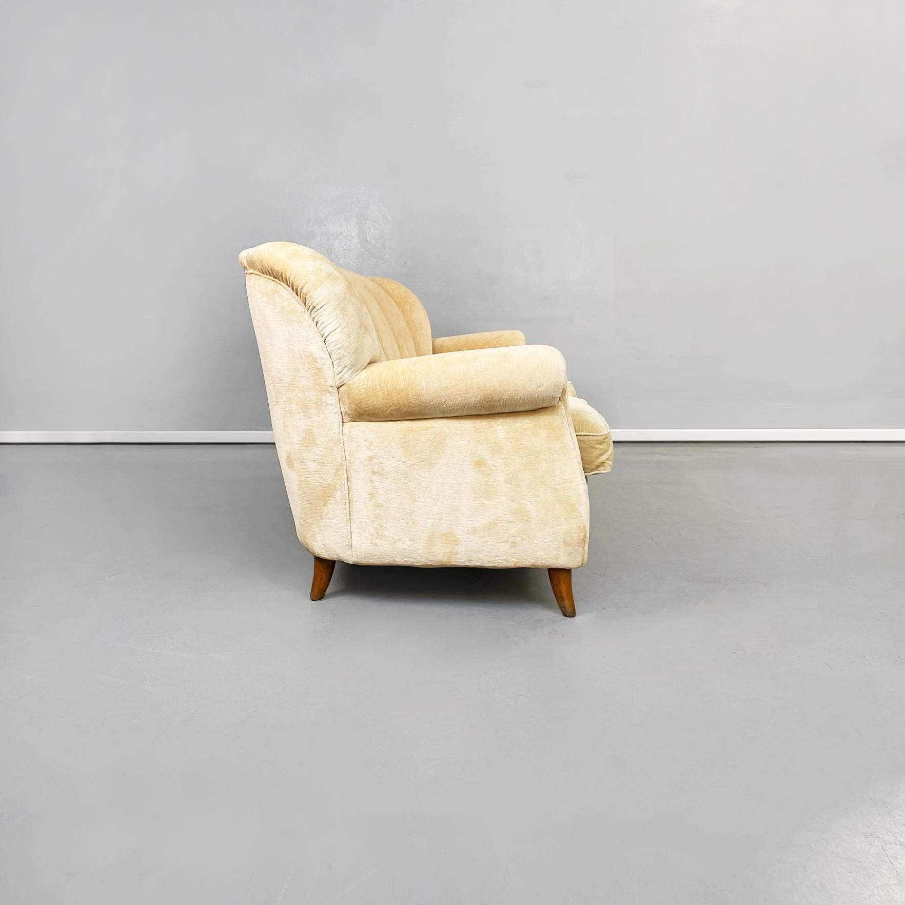 Italienisches Mid-Century Modern-Sofa aus Holz mit beigem Stoff, 1960er Jahre (Moderne der Mitte des Jahrhunderts) im Angebot