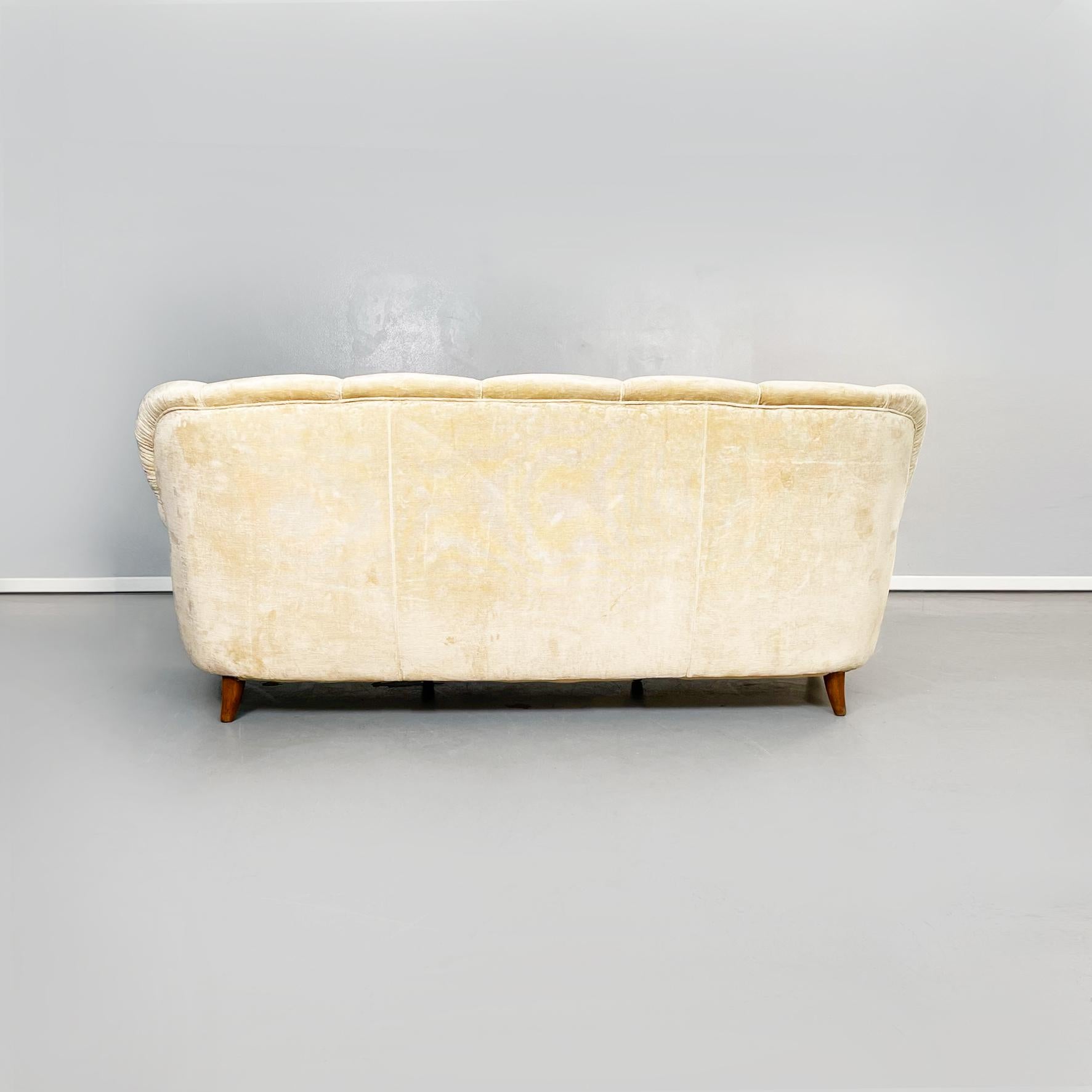 Mid-Century Modern Canapé italien en bois de style mi-siècle moderne en tissu beige, années 1960 en vente