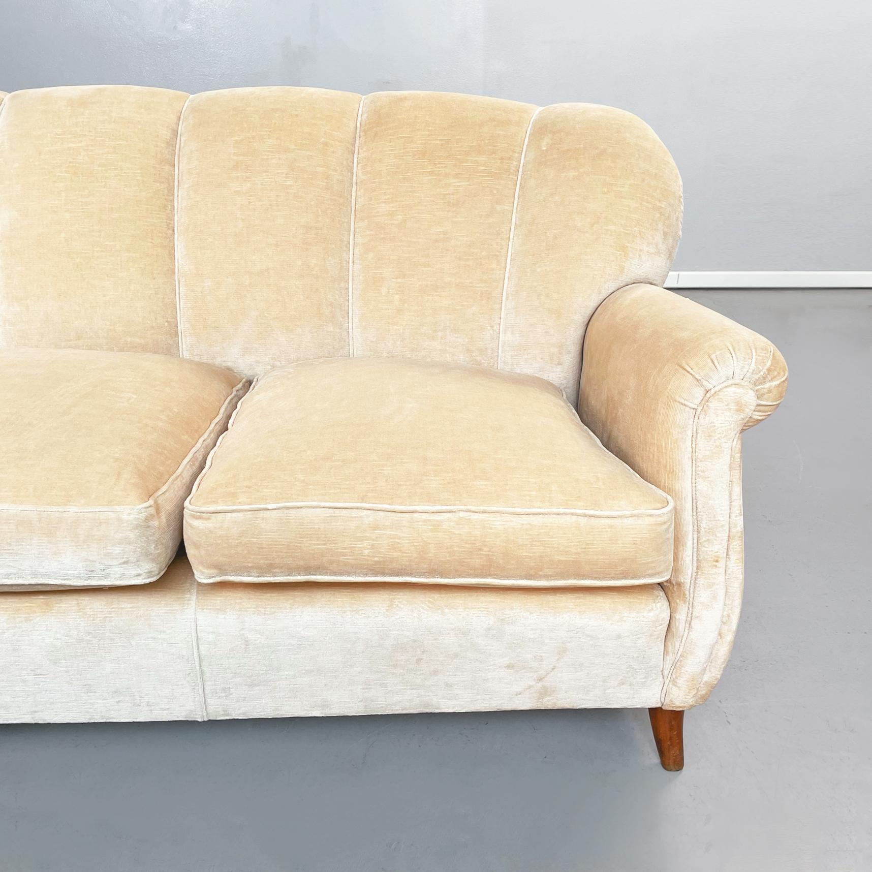 Milieu du XXe siècle Canapé italien en bois de style mi-siècle moderne en tissu beige, années 1960 en vente