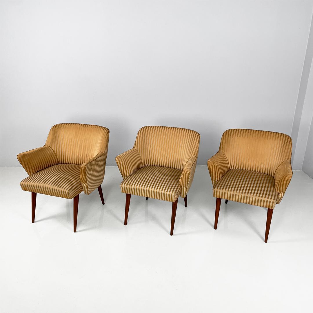 Sillones italianos de madera a rayas de mediados de siglo, años 50
Conjunto de tres sillones con asiento y respaldo acolchados y tapizados en tela de rayas beige.
La estructura de madera tiene bordes redondeados y líneas suaves con reposabrazos