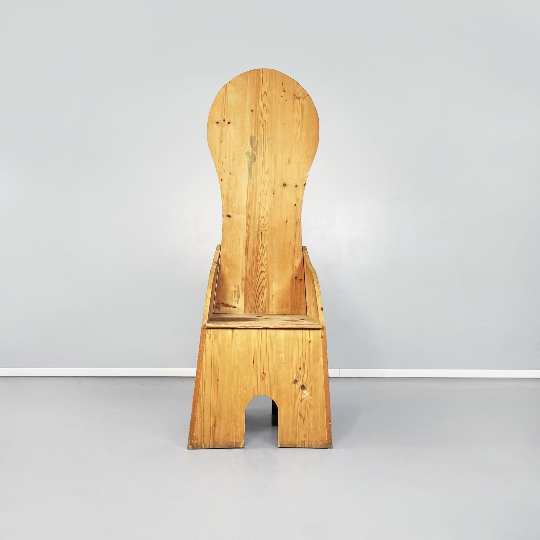 Trône en bois italien du milieu du siècle dans le style de Ceroli, 1970
Trône entièrement construit en bois clair. Le siège carré est doté de deux accoudoirs de forme sinueuse. Le dossier haut est arrondi dans sa partie supérieure. La gamde descend