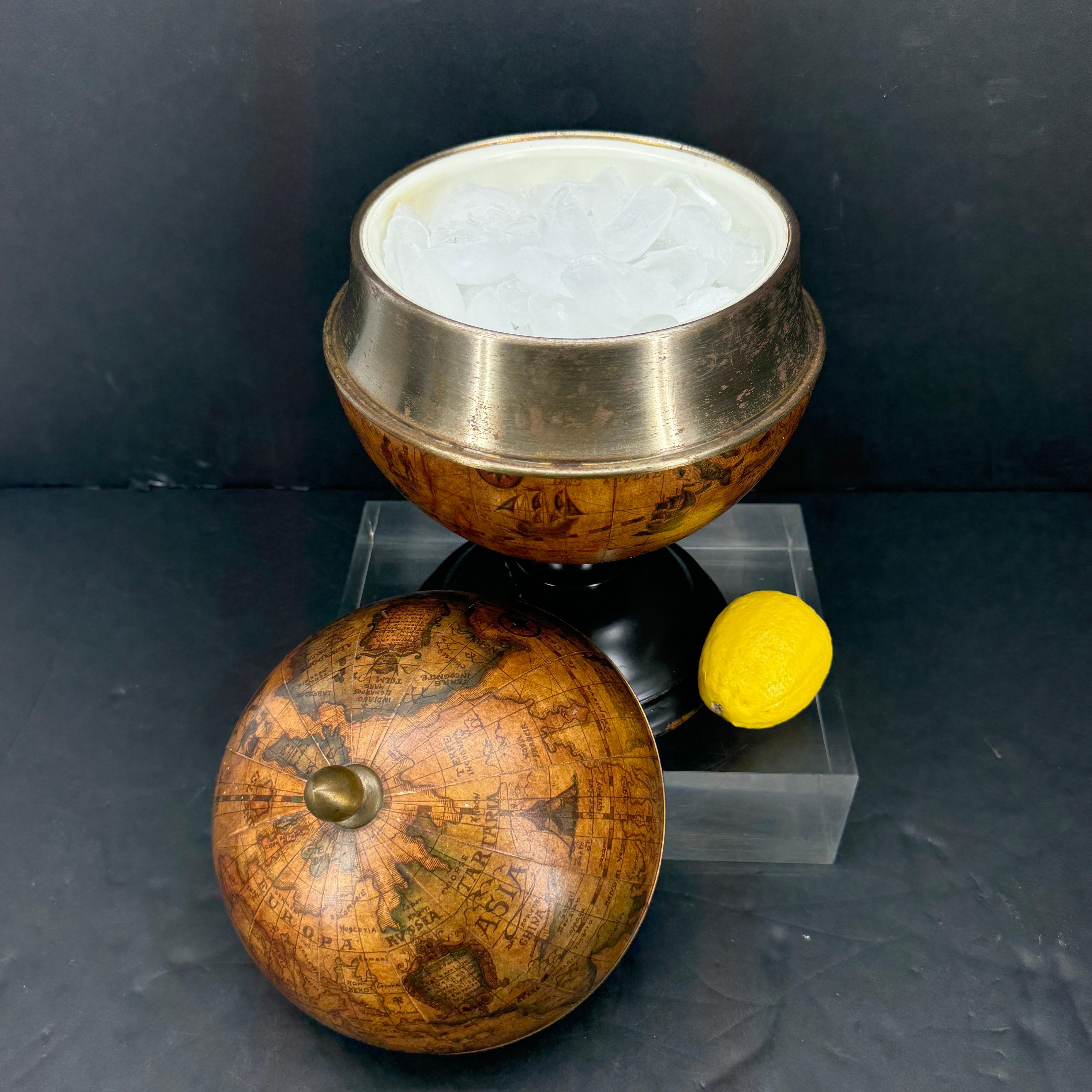 Preciosa cubitera italiana con forma de globo terráqueo
La cubitera tiene un remate de latón y una base de madera con un diámetro de 7.4 pulgadas.
Es una pieza bella y elegante con la que podrás servir tu cóctel con elegancia y distinción, con un
