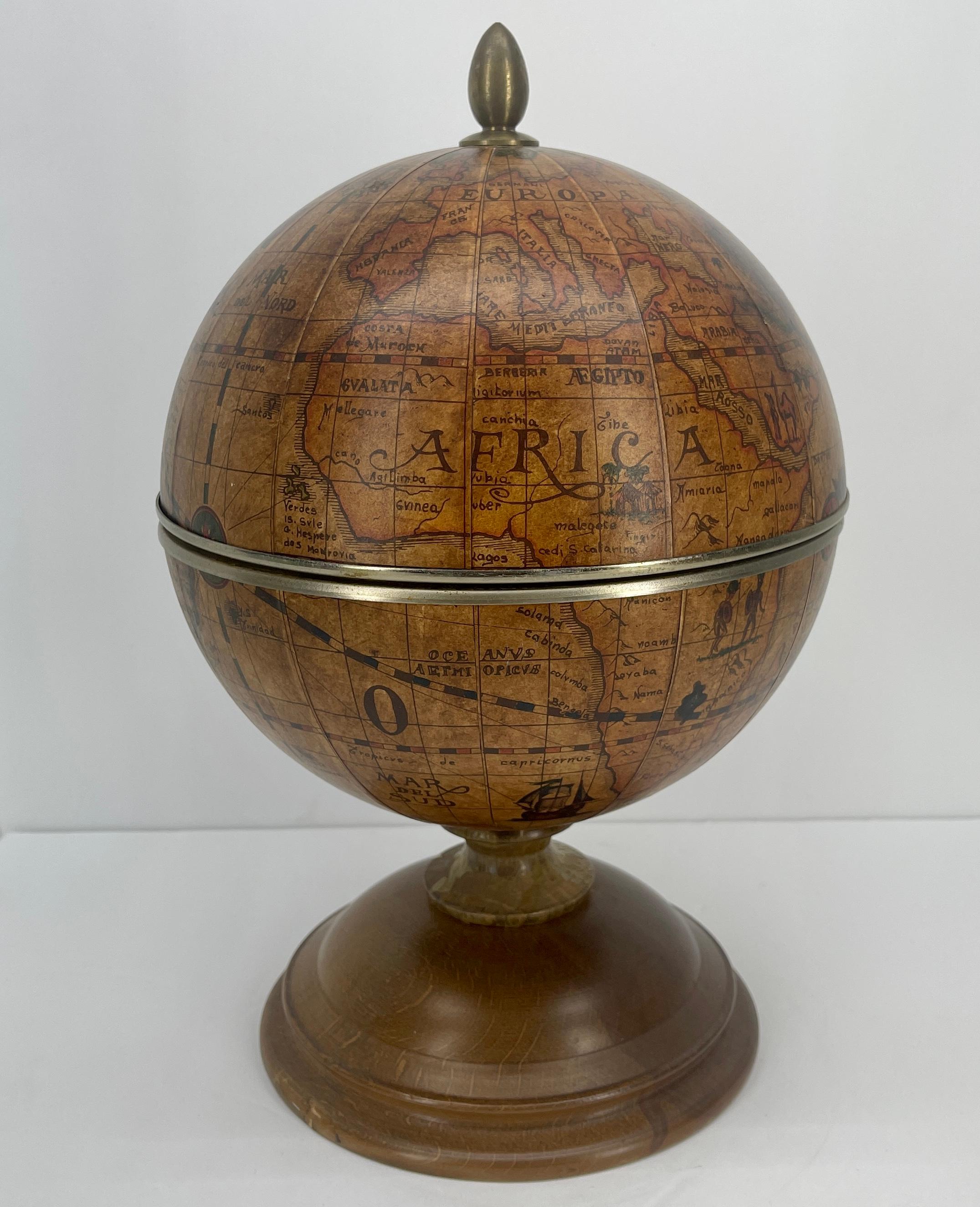 Beautiful Italian ice bucket in the shape of a world globe
The ice bucket has a brass finial and a wooden base with a diameter of 7.25 inches.
It's a beautiful and elegant piece that you can serve your cocktail with elegance and distinction, with