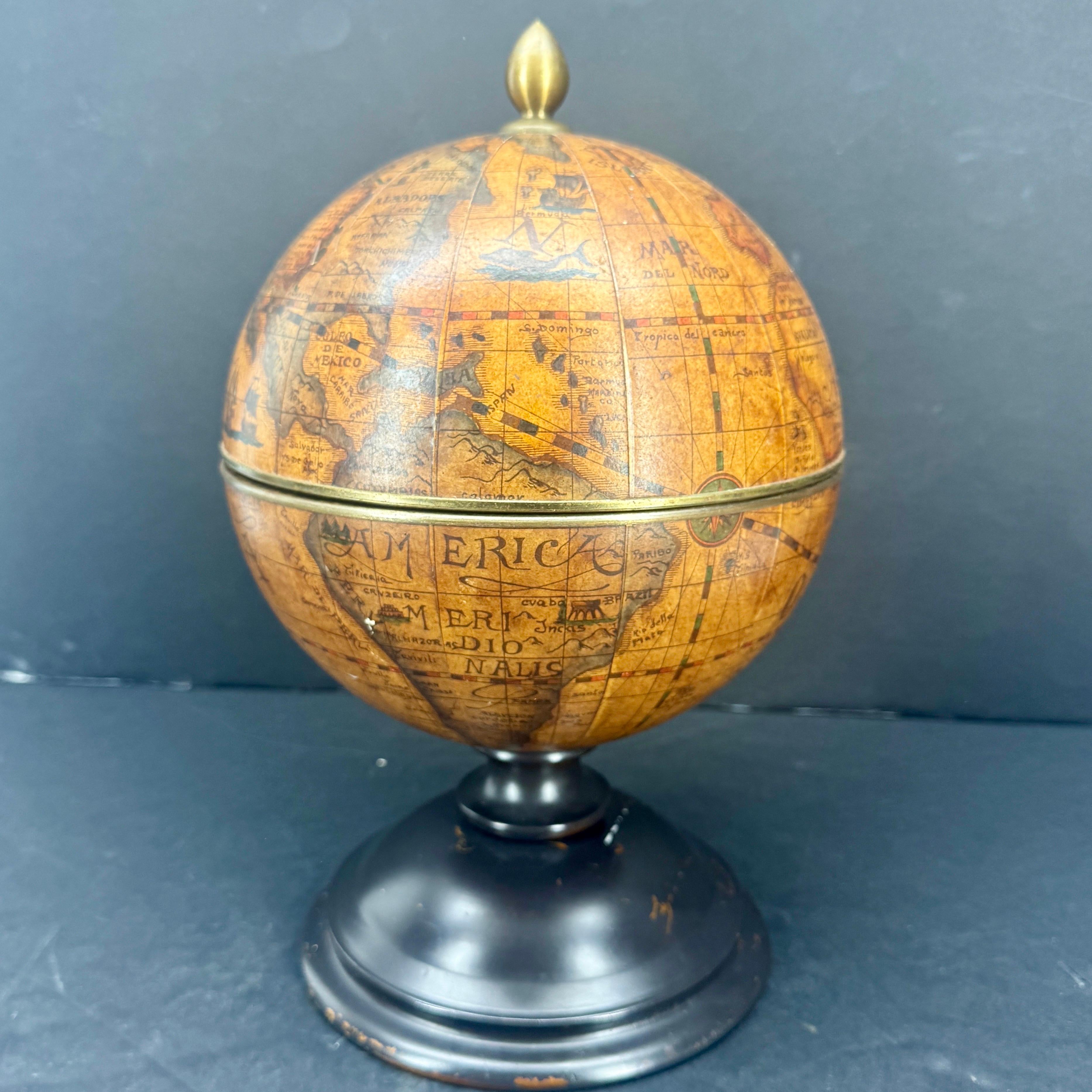 Cubitera Italiana Globo Mundial de Mitad de Siglo sobre Soporte de Madera Italiano en venta