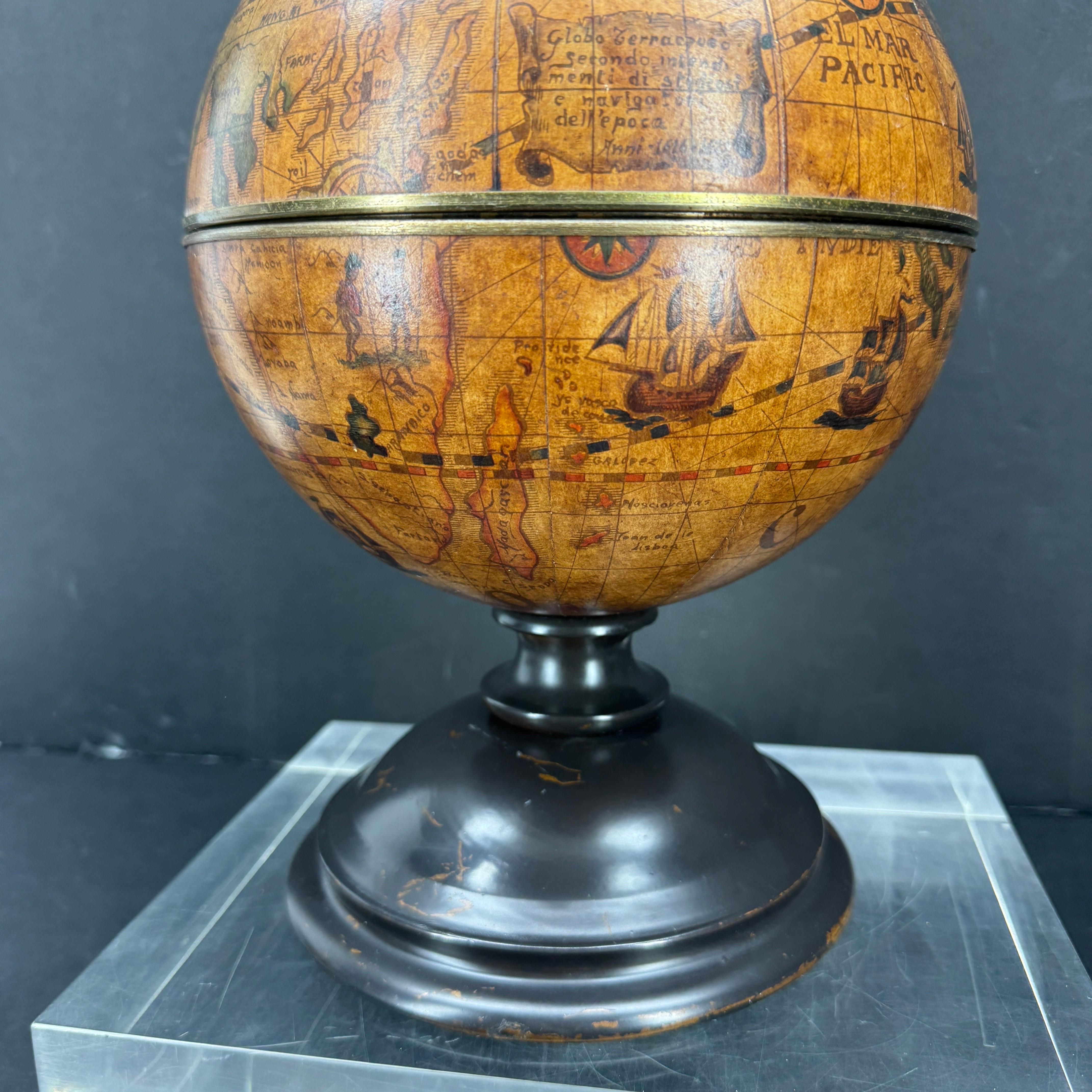 Cubitera Italiana Globo Mundial de Mitad de Siglo sobre Soporte de Madera Hecho a mano en venta