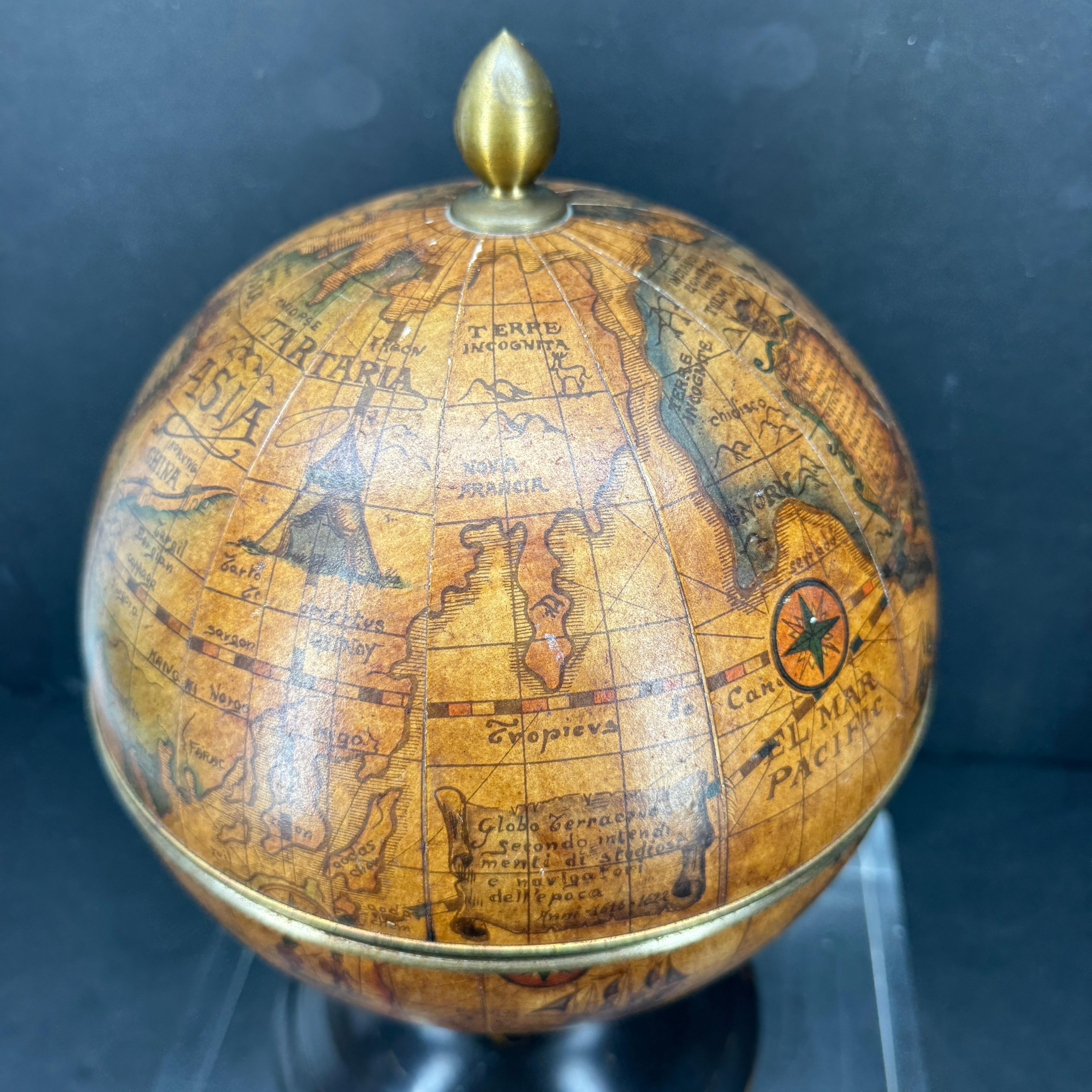 Cubitera Italiana Globo Mundial de Mitad de Siglo sobre Soporte de Madera en Bueno estado para la venta en Haddonfield, NJ