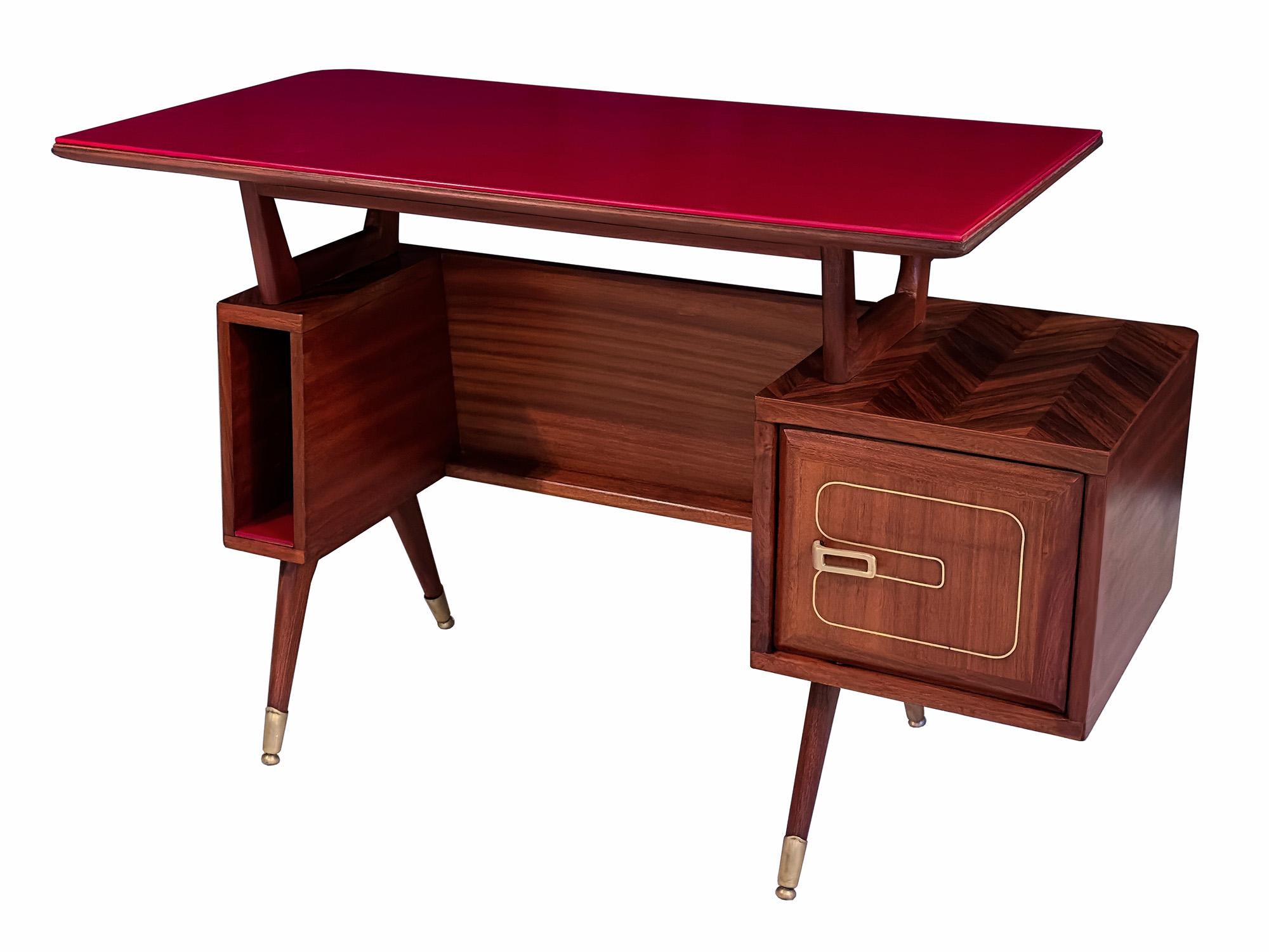 Entrez dans l'allure du design italien du milieu du siècle avec ce bureau magistral fabriqué dans les années 1950 et attribué à La Permanente Mobili Cantù.

Il est en très bon état pour l'époque, ses surfaces en bois brillent grâce à un polissage