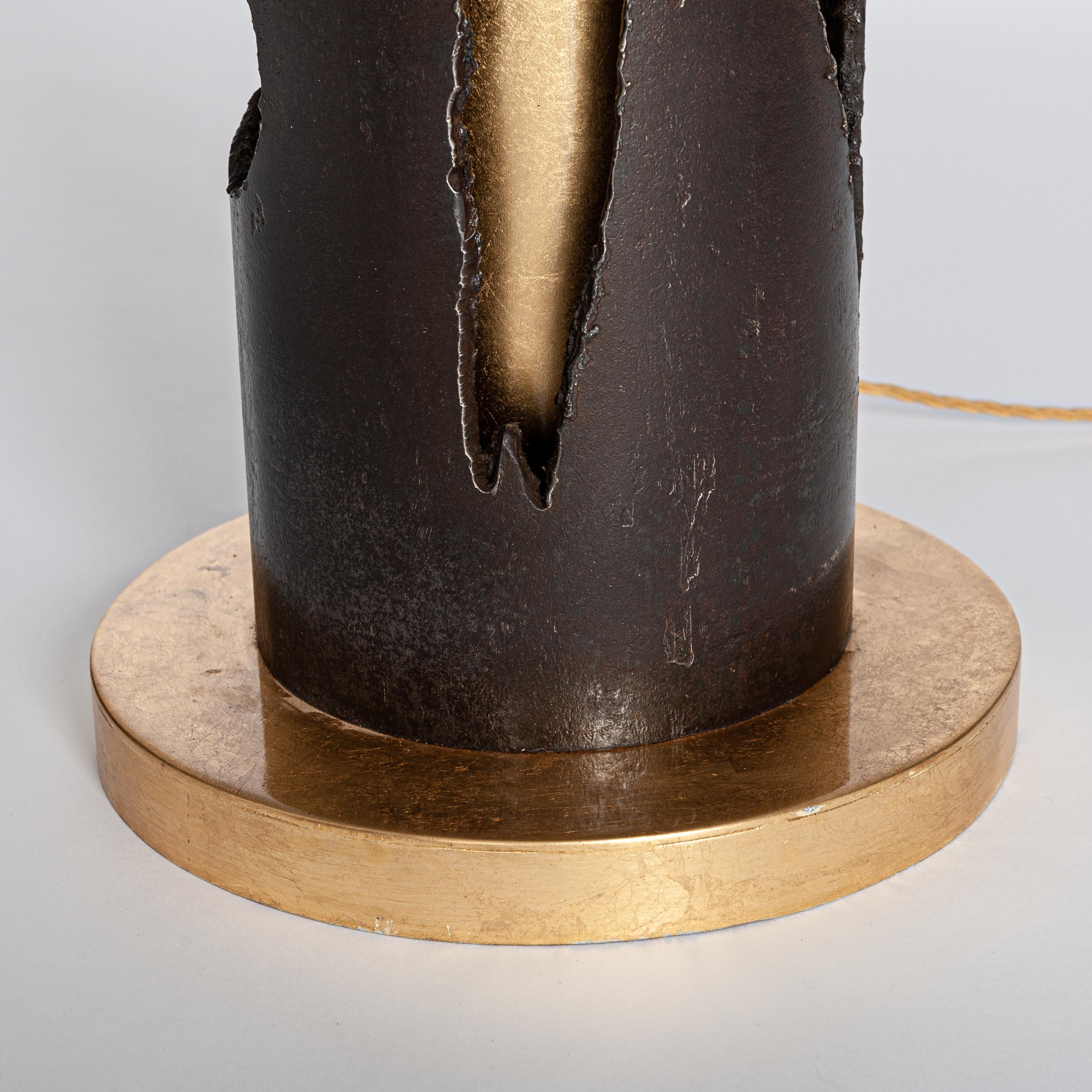 Lampadaire italien en fer forgé du milieu du siècle dernier en bronze doré avec abat-jour en soie beige en vente 1