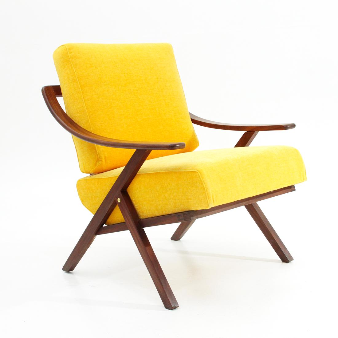 Italian manufacture armchair produced in the 1960s.
Solid wood structure.
Armrests in curved wood.
Seat and back upholstered and lined in new yellow velvet fabric.
Good general conditions, some signs due to normal use over time.

Dimensions: