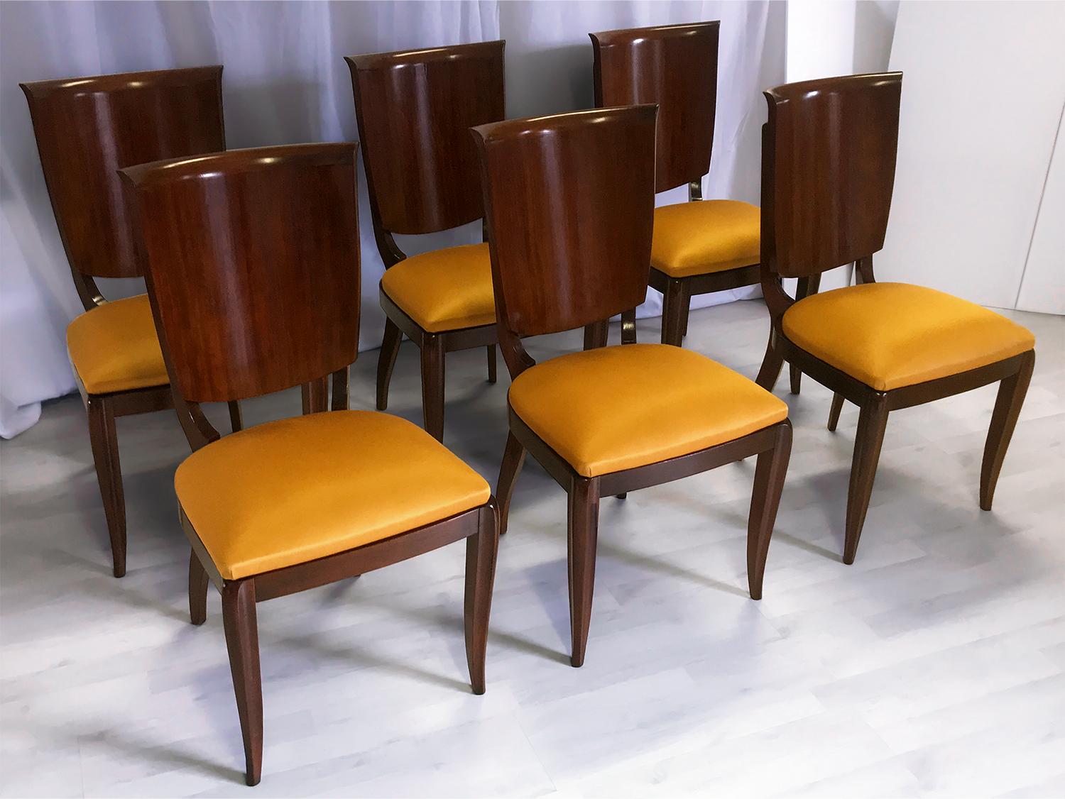 Elegante Linien und solide Strukturen für dieses beeindruckende Set aus sechs Esszimmerstühlen, die von Vittorio Dassi in den 1950er Jahren entworfen wurden und sofort einsatzbereit sind.

Die Holzoberflächen wurden vor kurzem mit Schellack