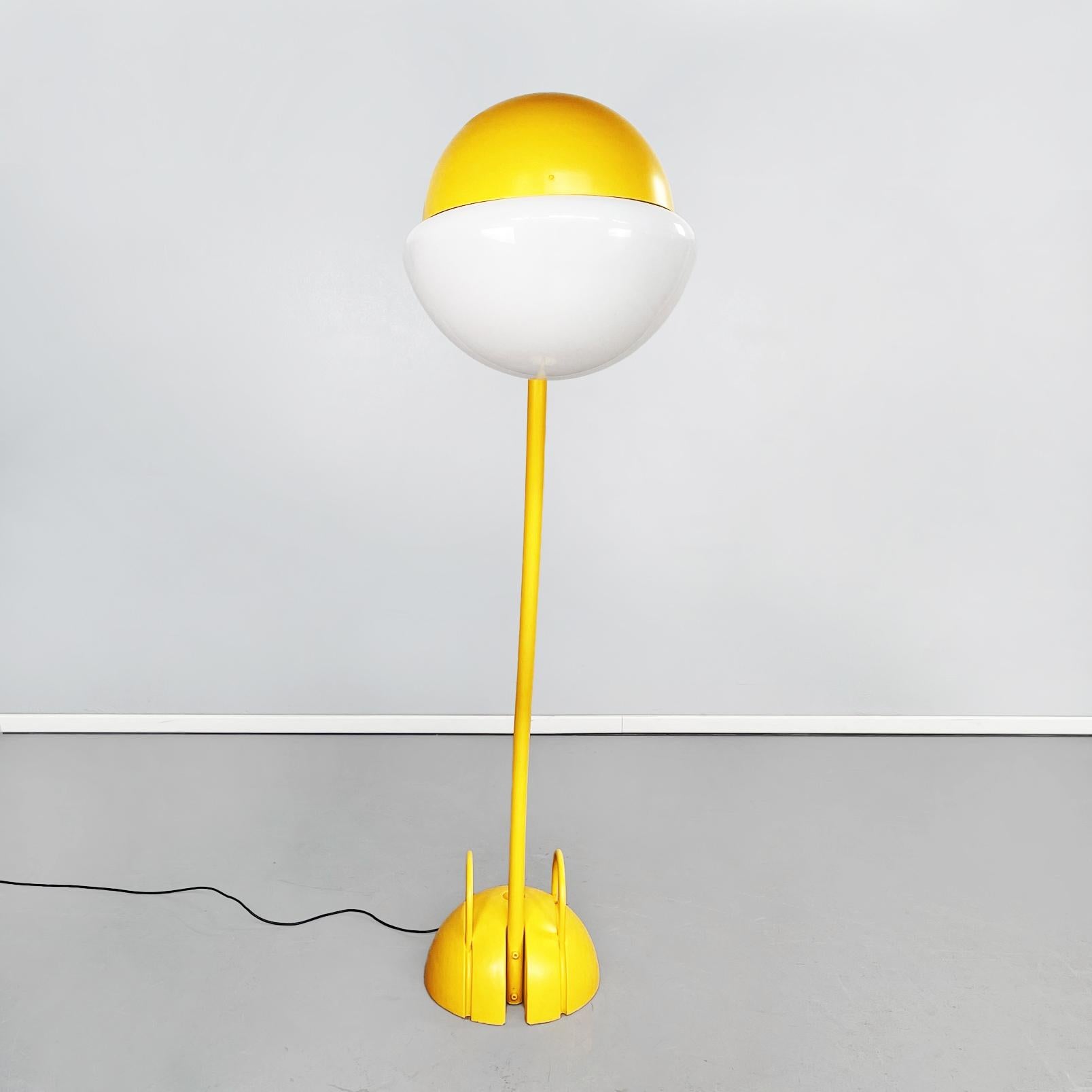 Italian Mid-Century Yellow Floor Lamp Locus Solus Gae Aulenti Poltronova, 1960s In Good Condition In MIlano, IT