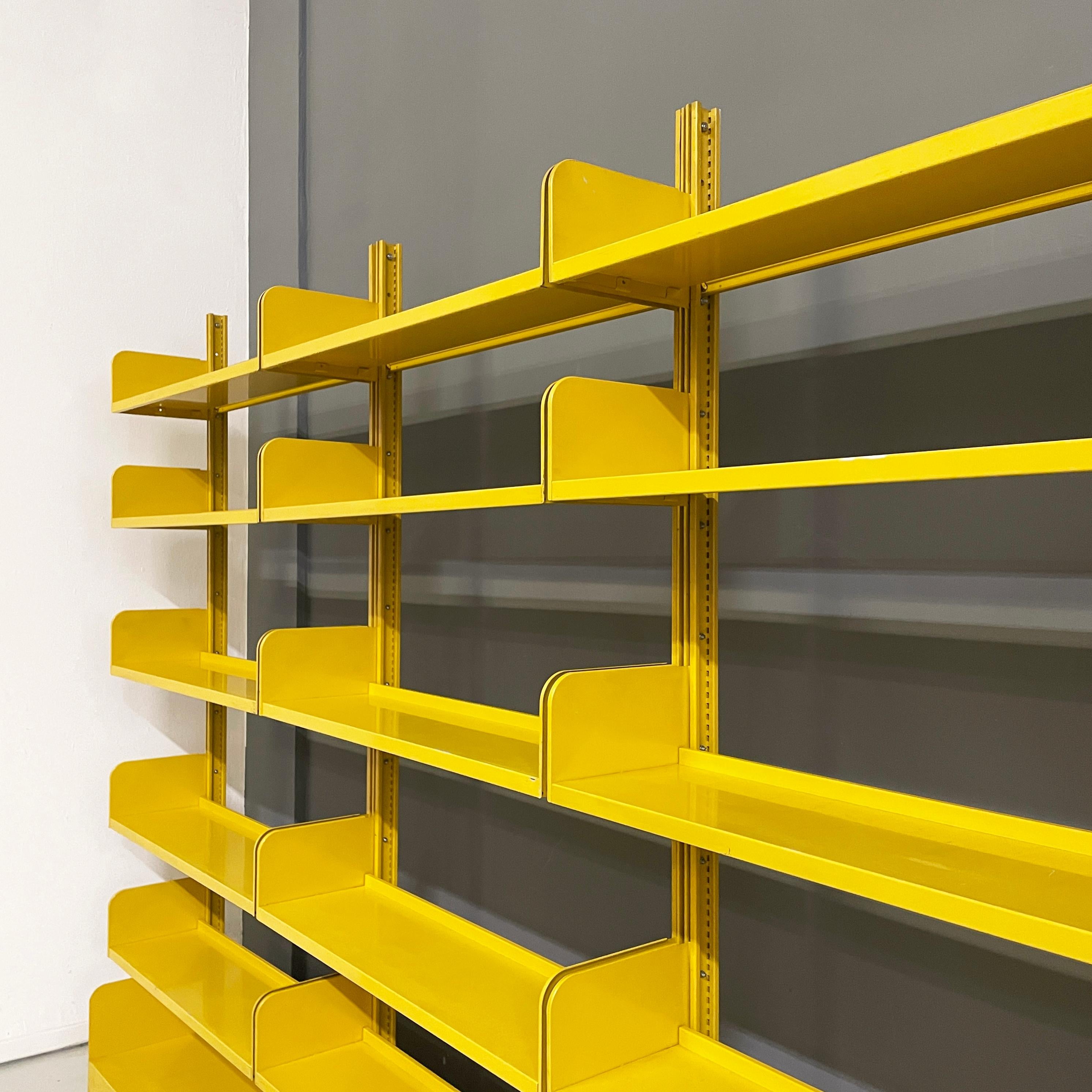 Italian mid-century Yellow metal modular bookcase Congresso by Lips Vago, 1960s In Good Condition For Sale In MIlano, IT