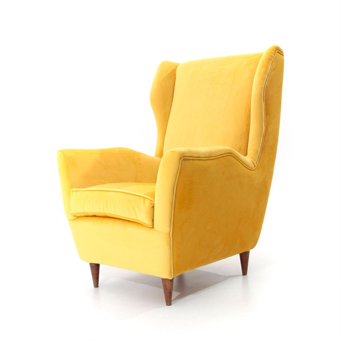 Italian manufacture armchair produced in the 1950s.
Wooden structure padded and lined with new yellow velvet fabric.
Legs in turned conical wood.
Good general conditions, some signs due to normal use over time.

Dimensions: Length 73 cm, depth