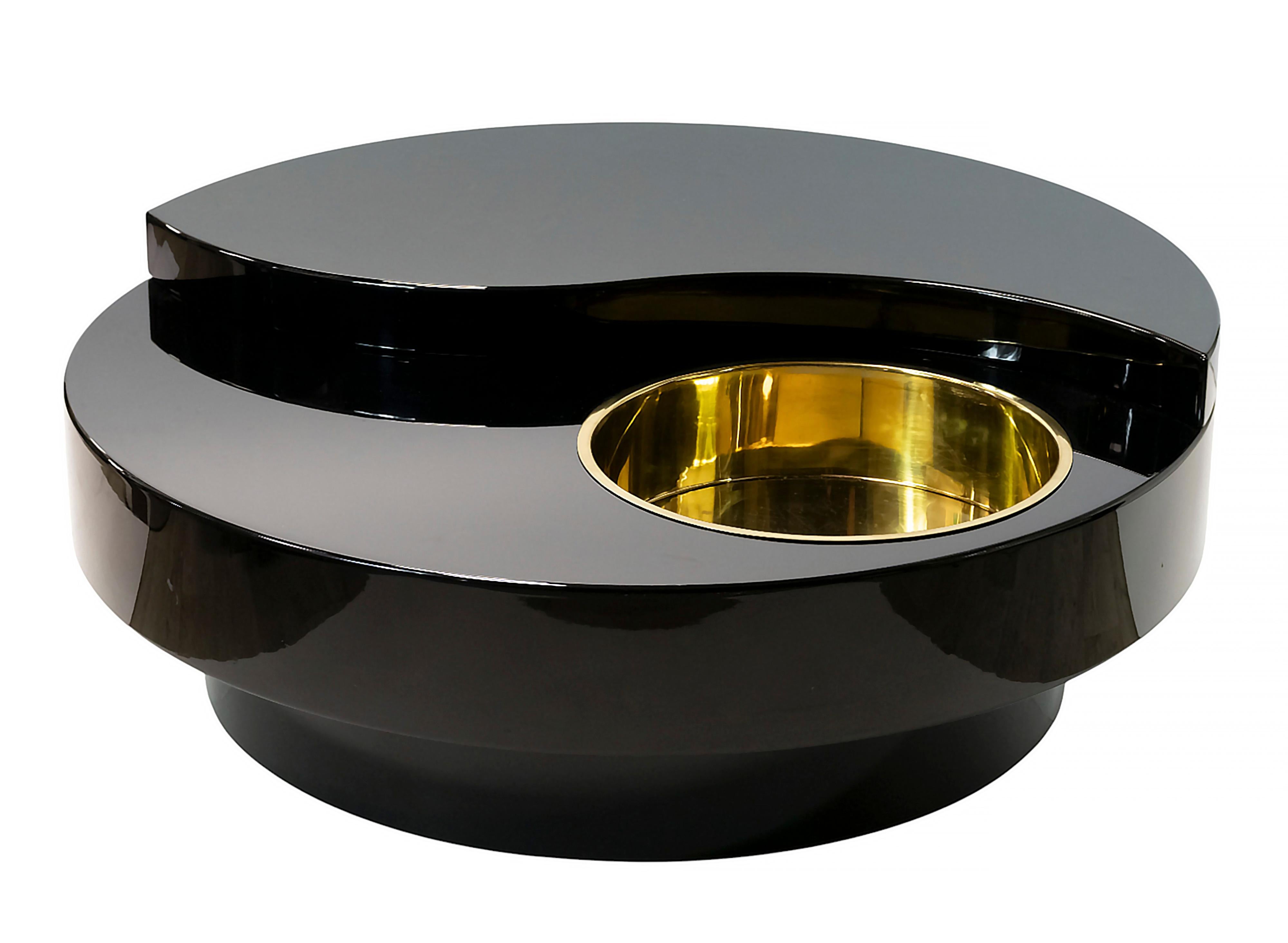 Table basse italienne Willy Rizzo de la série Yin Yang du milieu du siècle dernier, datant des années 1970. 
Cette table est créée dans une forme ronde à deux niveaux. La surface est en vernis noir combiné avec un niveau supérieur en imitation