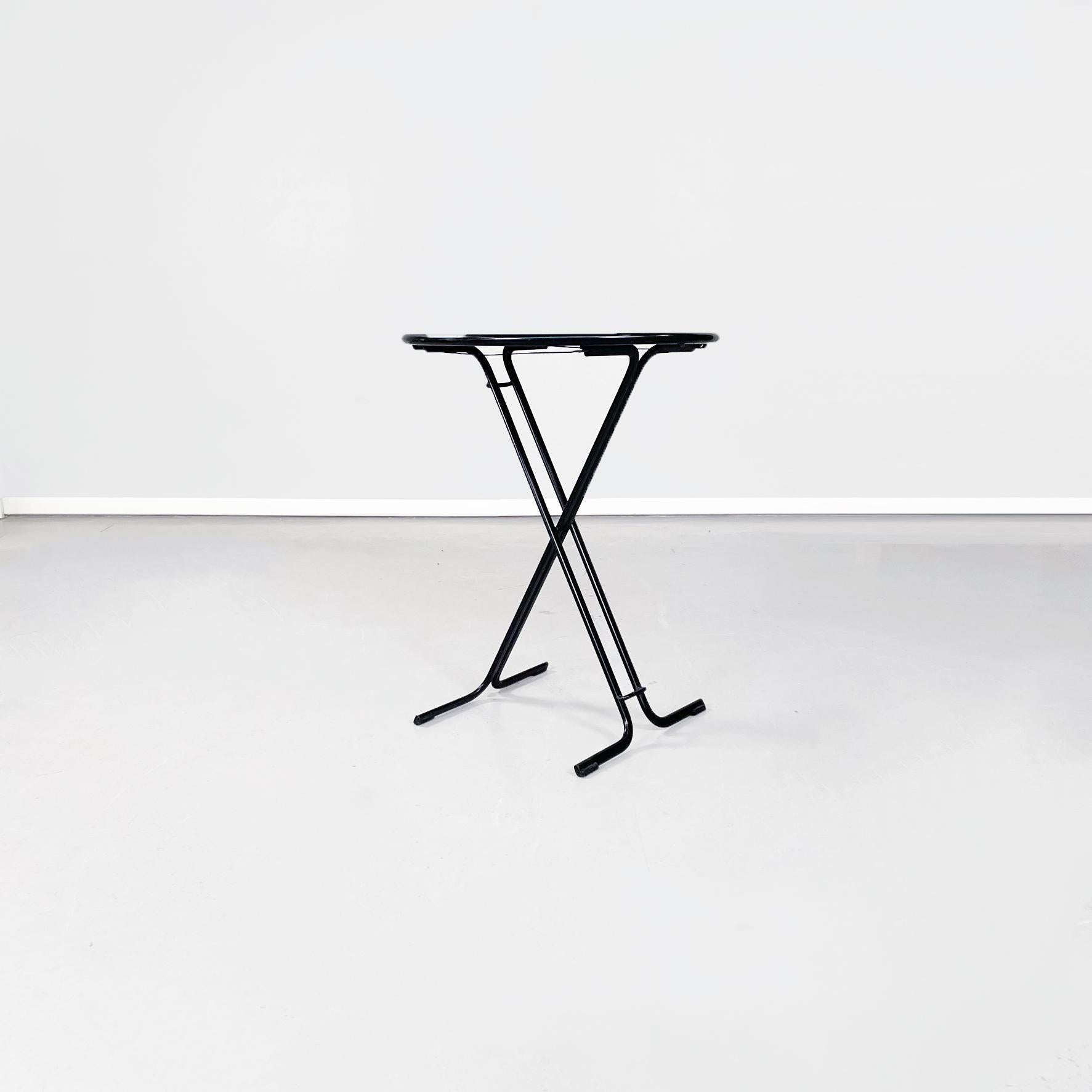Italian Mid-Modern Coffee table in metal, 1980s.
Side table in black painted metal with circular top and rod structure.
1980s.
Good conditions

Measurements: 55Dx70H cm.
 