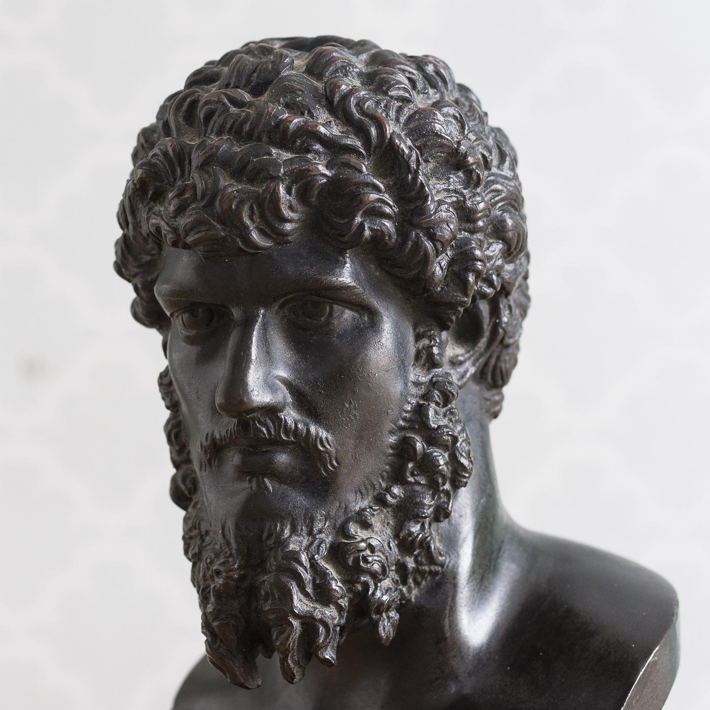 Italienische Bronzebüste des Lucius Verus aus der Mitte des neunzehnten Jahrhunderts, um 1860-1870, auf rundem, tailliertem Sockel.

Lucius Verus regierte Rom an der Seite von Marcus Aurelius von 161 bis 169 nach Christus.