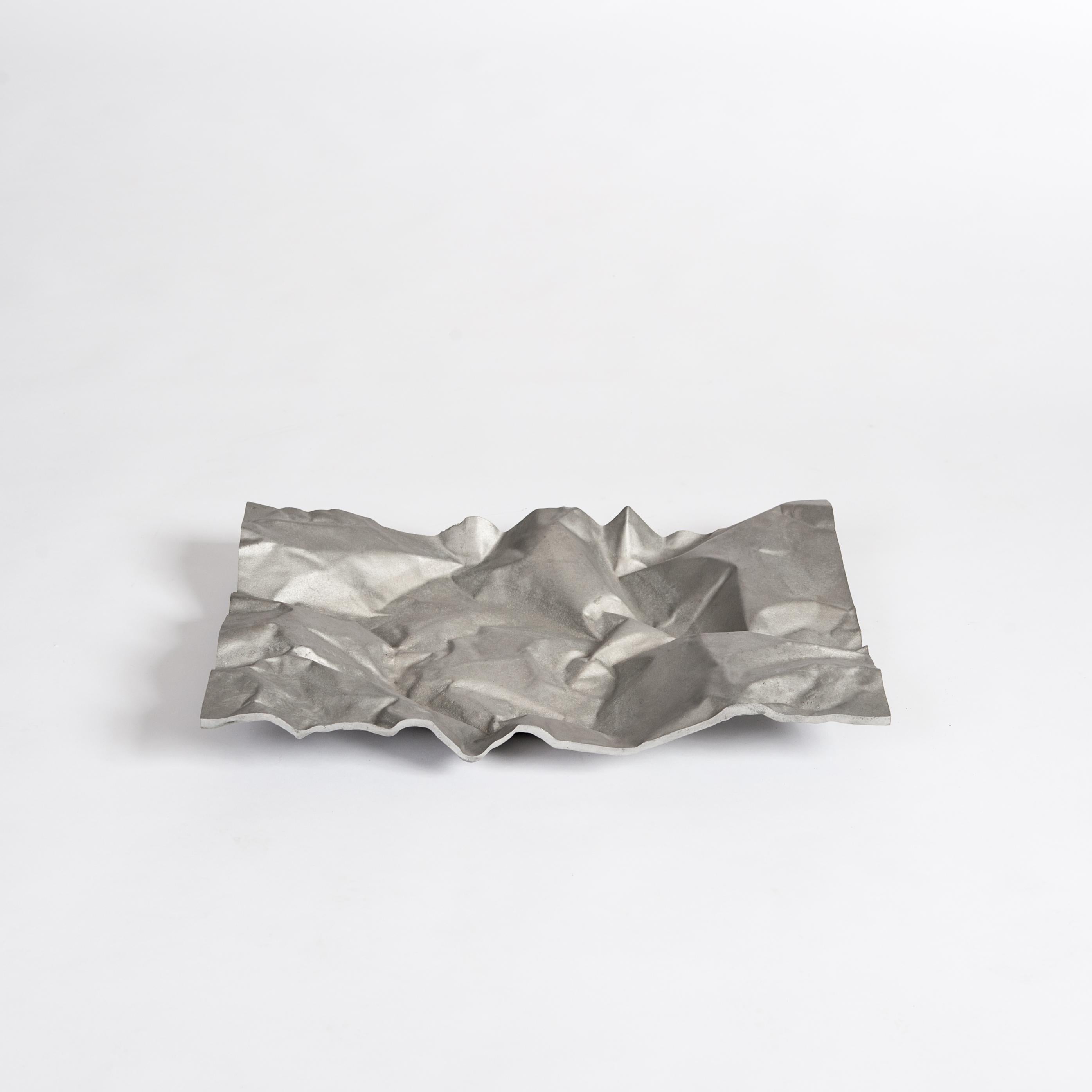 Italian midcentury abstract-geometric silvergrey alumnium bowl designed like a wrinkeled paper, signed NP2 at the bottom Nerone and Patuzzi (sculptor/architect Nerone Ceccarelli & Giancarlo Patuzzi)
The surface of the bowl has a slightly