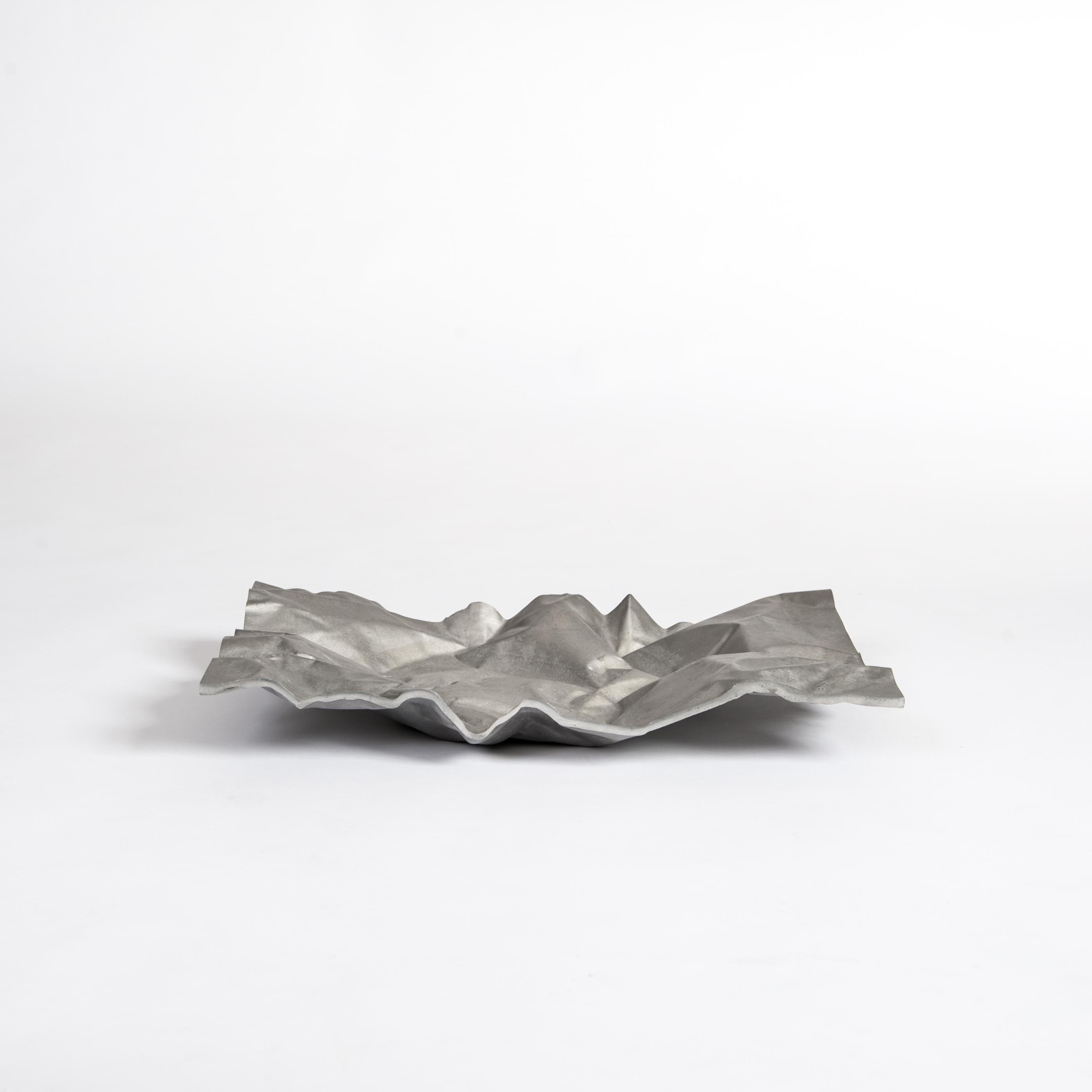 Italienische Mitte des Jahrhunderts Abstrakt Geometrisch Silbergrau Aluminium Centerpiece, Sign. NP2 (Moderne der Mitte des Jahrhunderts) im Angebot