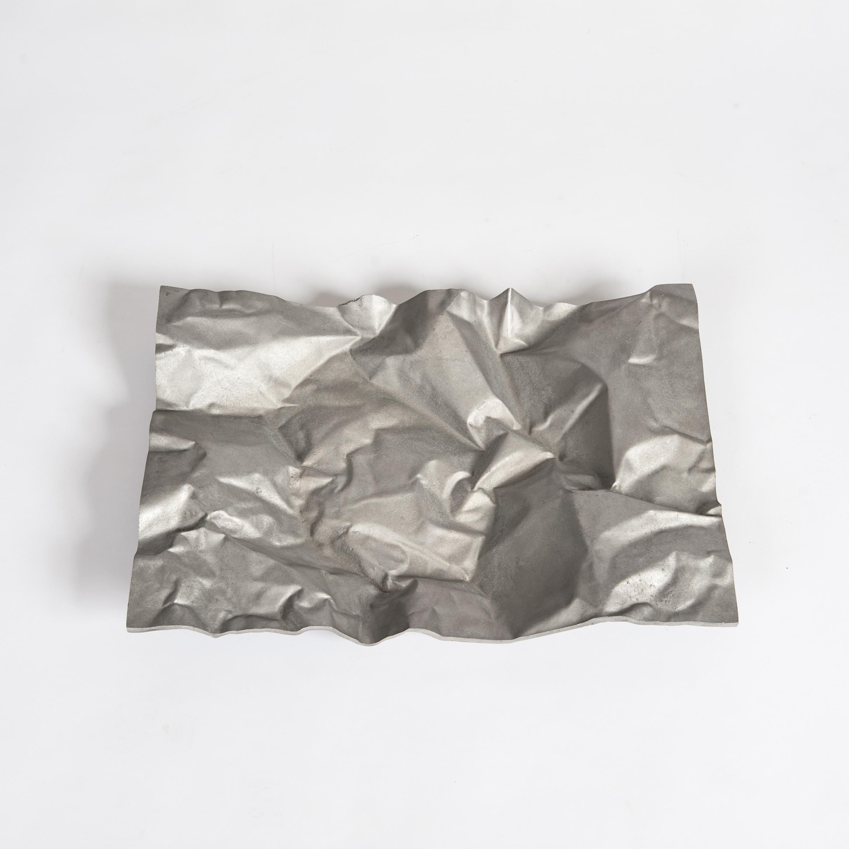 Italienische Mitte des Jahrhunderts Abstrakt Geometrisch Silbergrau Aluminium Centerpiece, Sign. NP2 (Handgefertigt) im Angebot