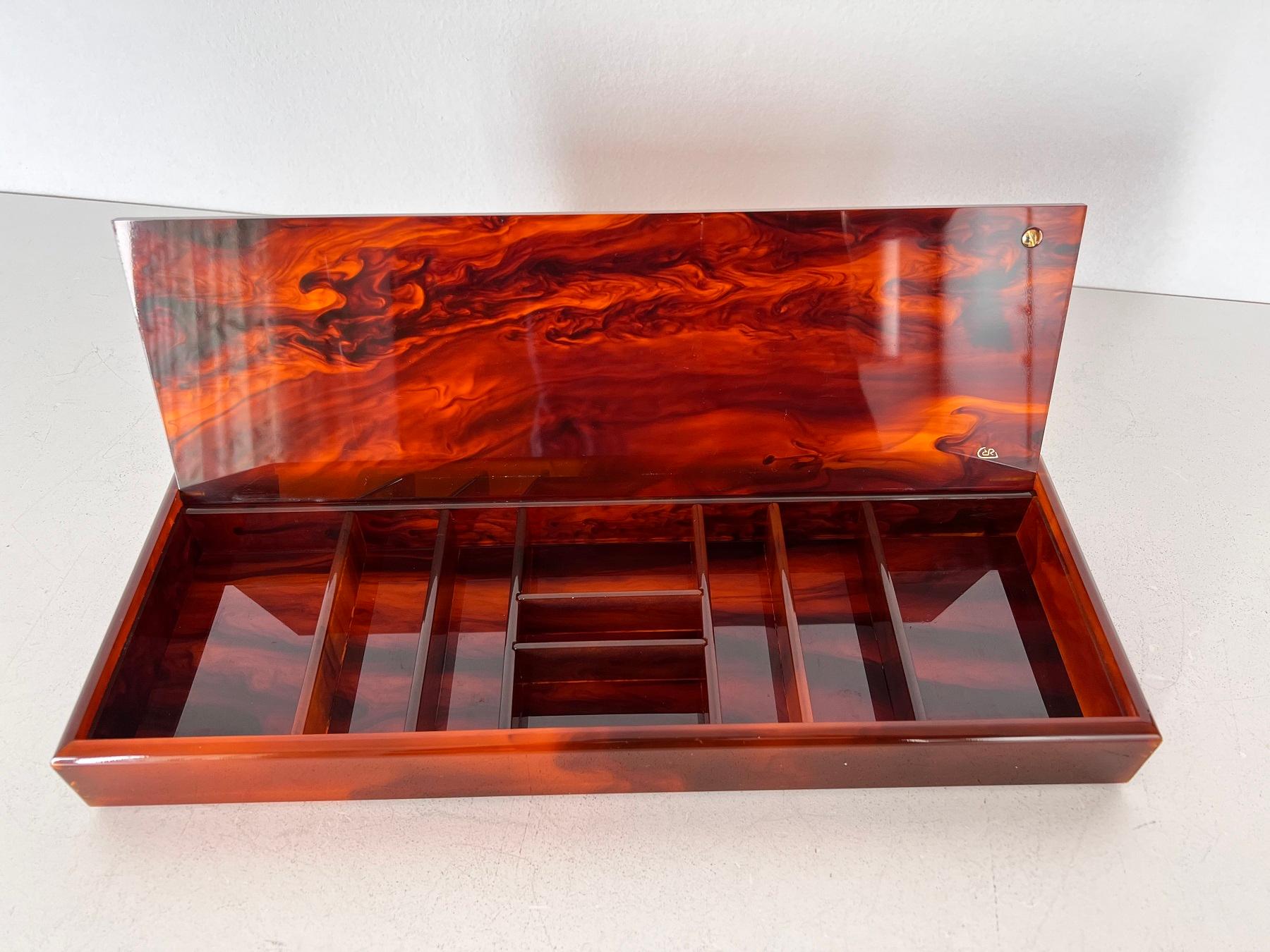 Italian Mid-Century Acrylic Tortoiseshell and Brass Decorative Box in Dior Style In Good Condition For Sale In Morazzone, Varese