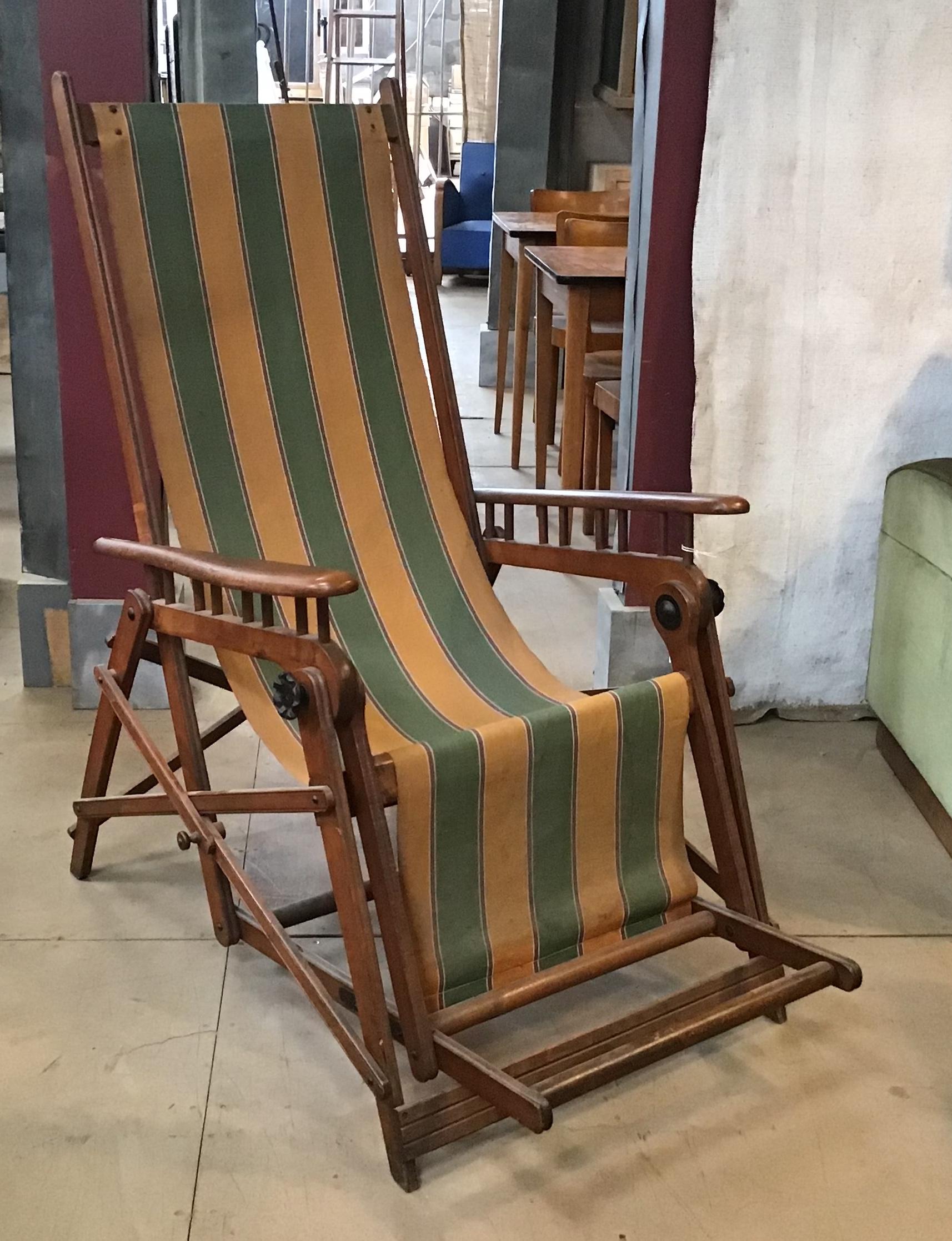 Italian Midcentury Adjustable and Foldable Beach Chair in Walnut from 1960s For Sale 3