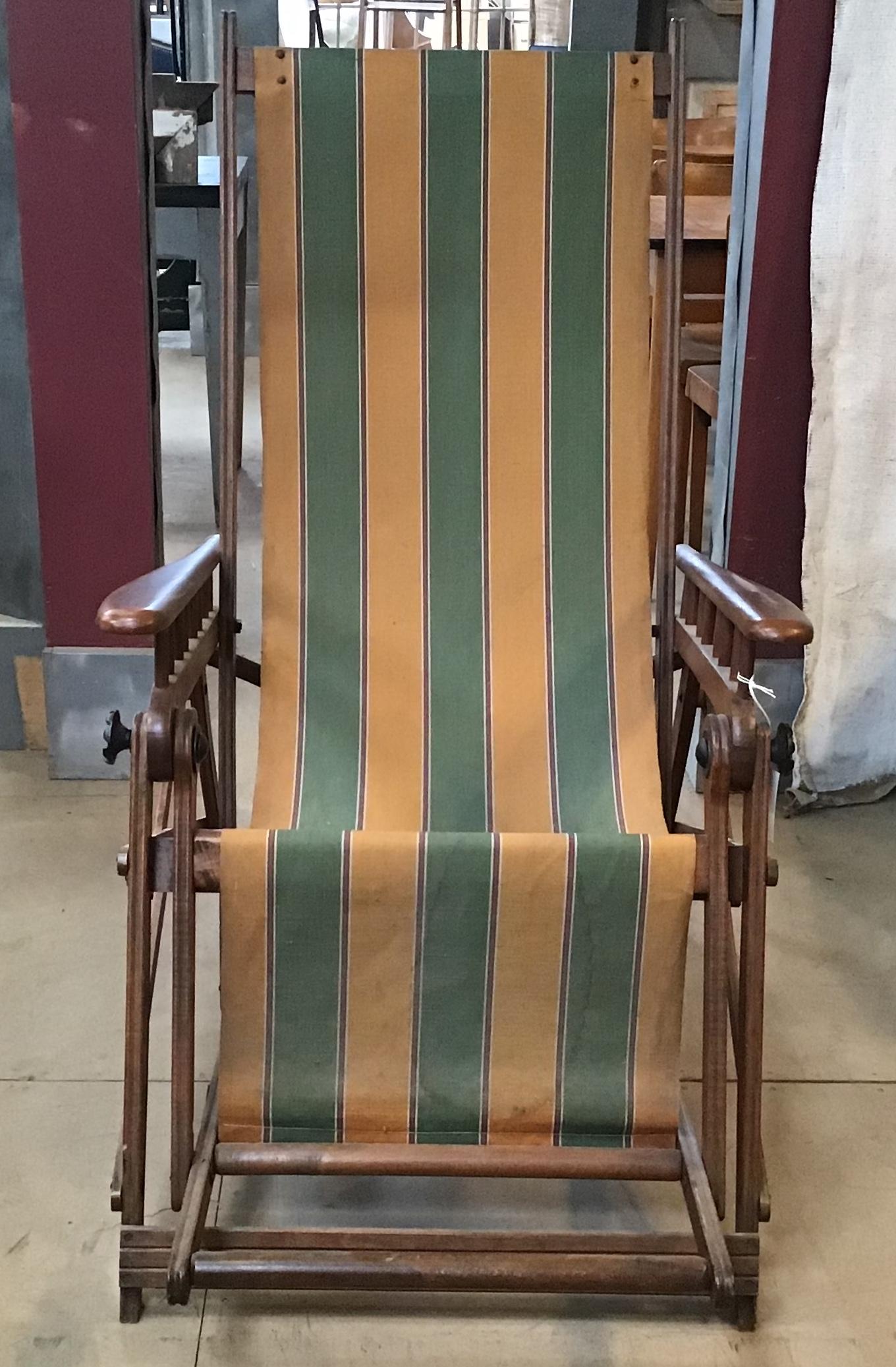 Italian adjustable and foldable beach chair in walnut from 1960s.