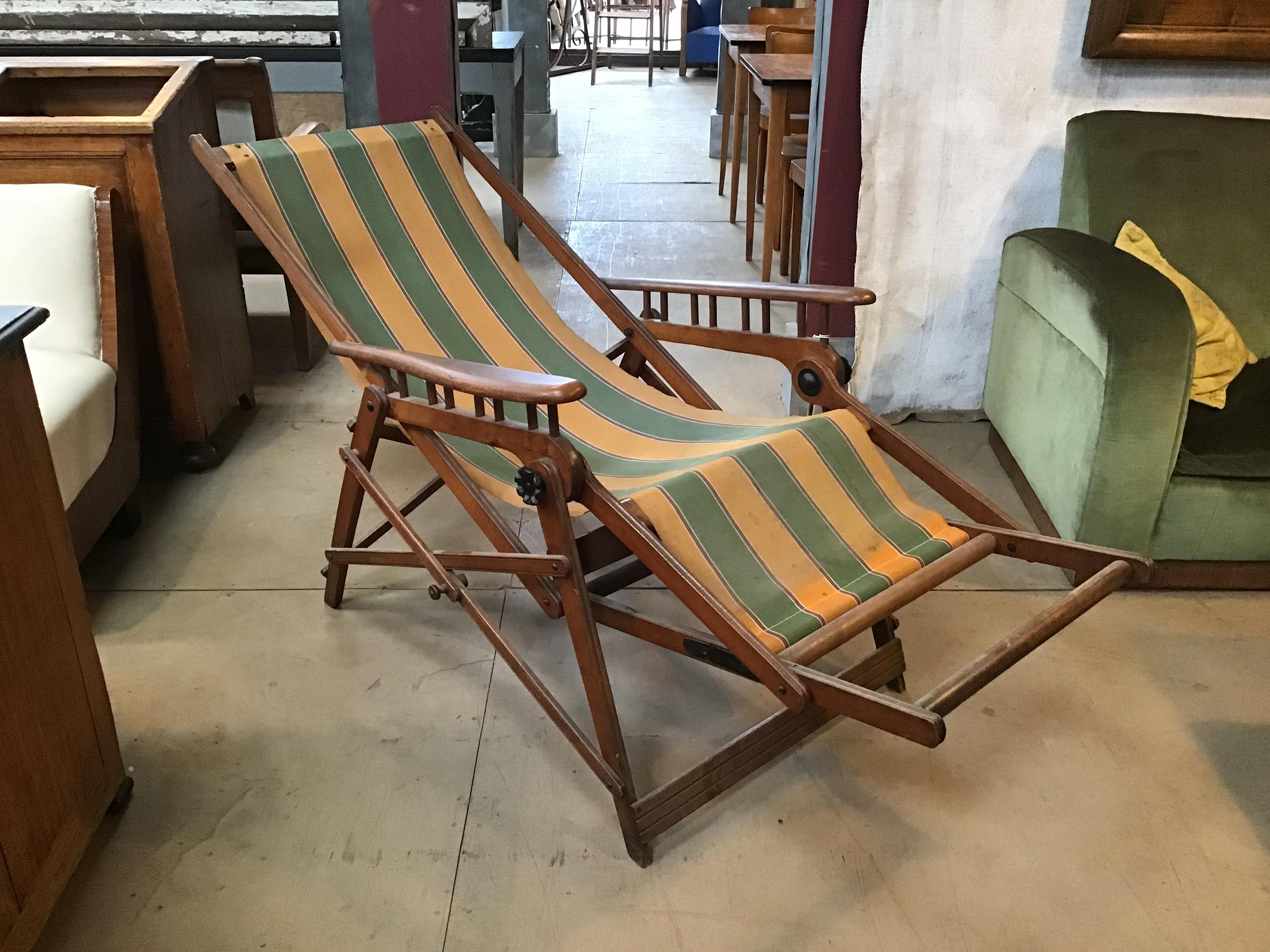 Mid-Century Modern Italian Midcentury Adjustable and Foldable Beach Chair in Walnut from 1960s For Sale