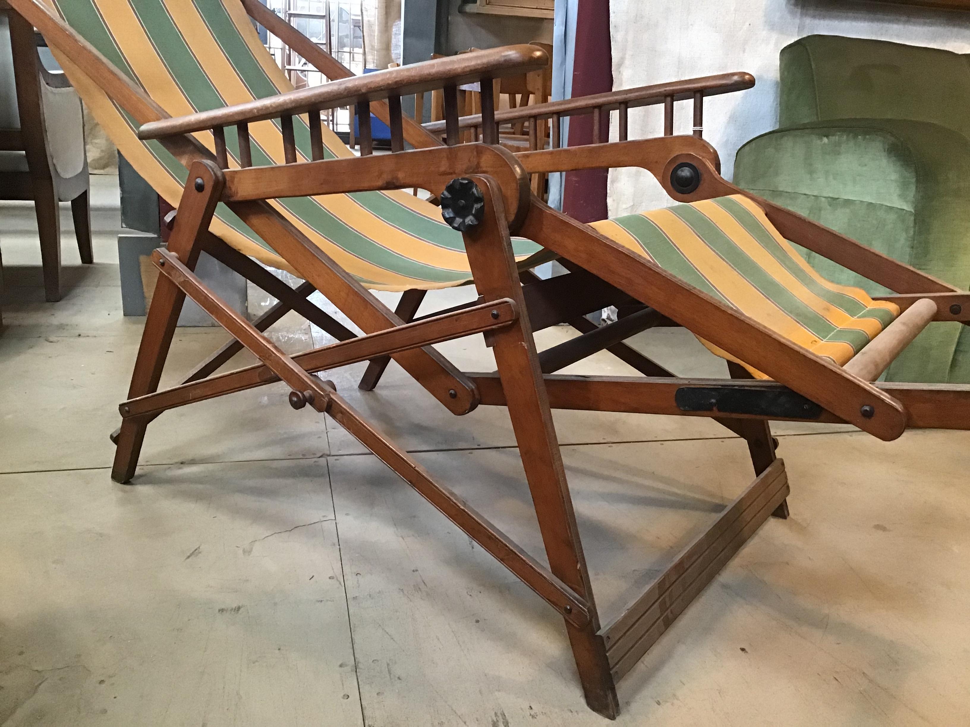 Italian Midcentury Adjustable and Foldable Beach Chair in Walnut from 1960s In Good Condition For Sale In Florence, IT