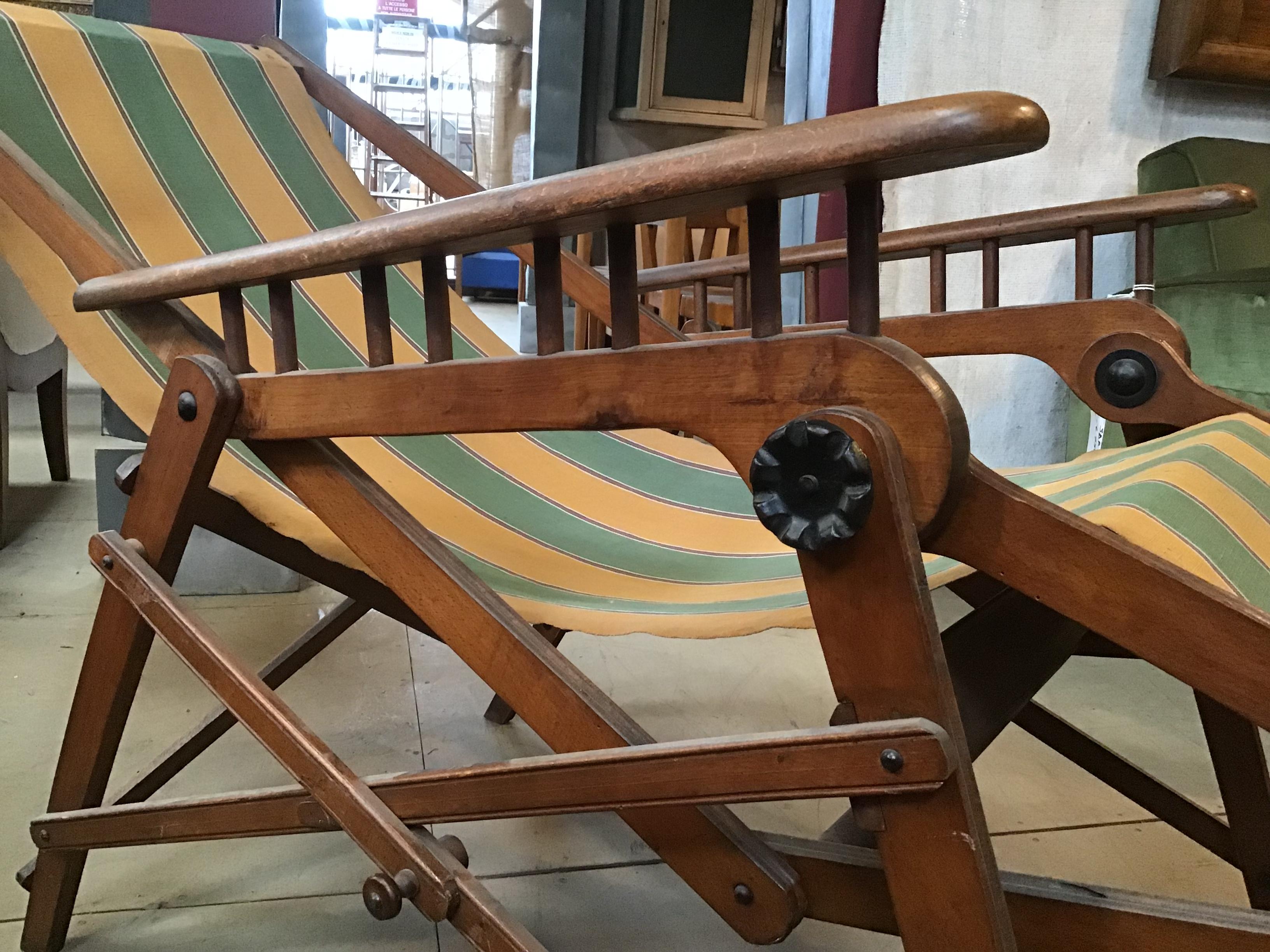 Mid-20th Century Italian Midcentury Adjustable and Foldable Beach Chair in Walnut from 1960s For Sale