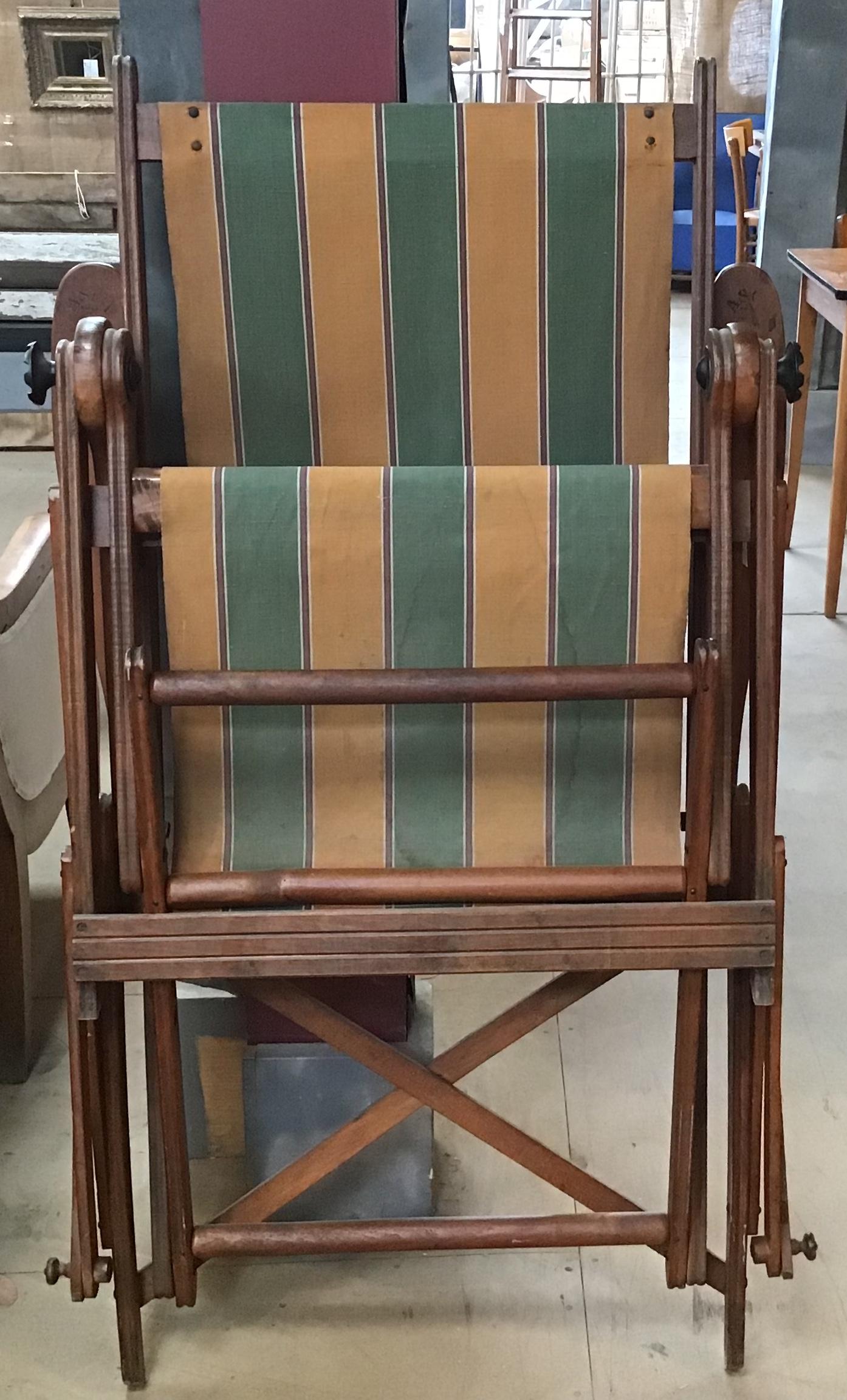 Italian Midcentury Adjustable and Foldable Beach Chair in Walnut from 1960s For Sale 2