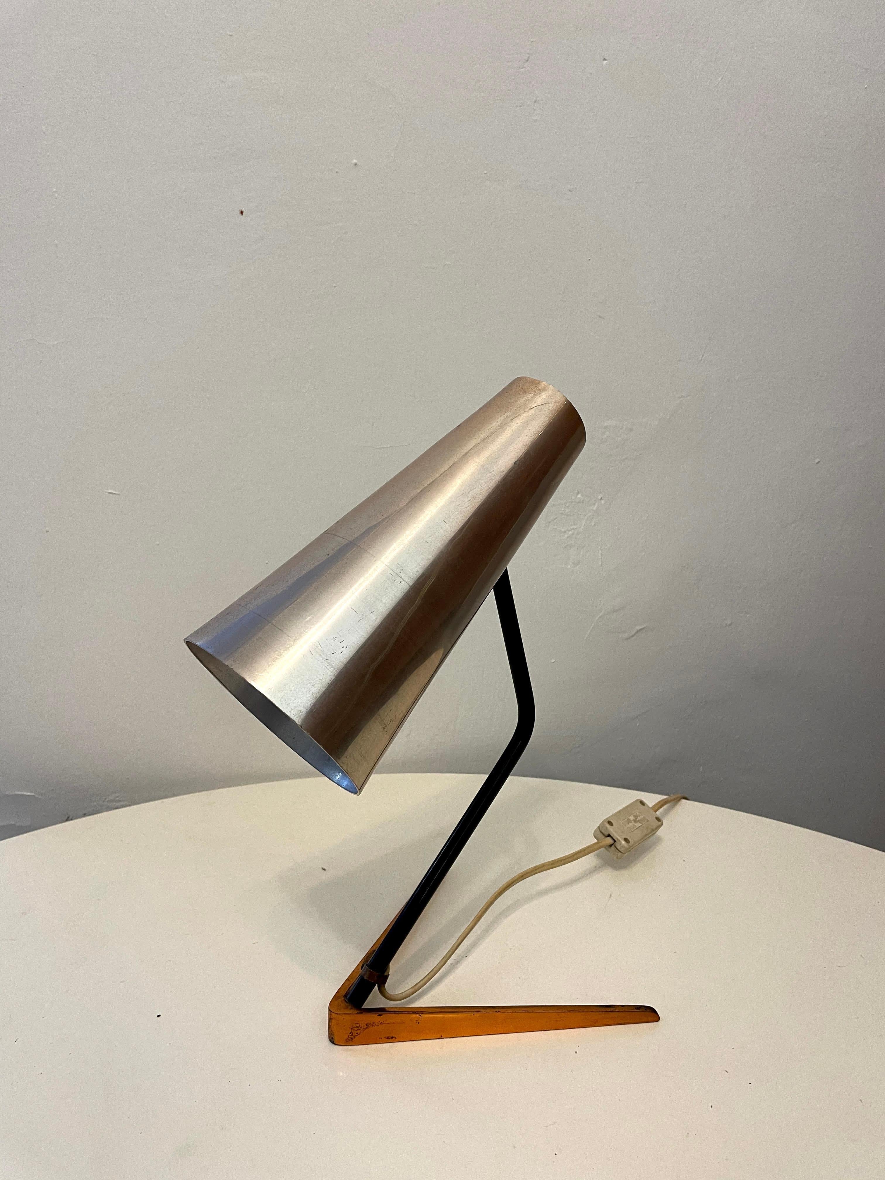 Vintage 1960s Stilux Milano conical table lamp.
This midcentury Italian table lamp is executed in a conical shade mounted on a V-shaped legs in very good vintage condition.
Copper anodized aluminium shade, black enameled steel stem and swivel,