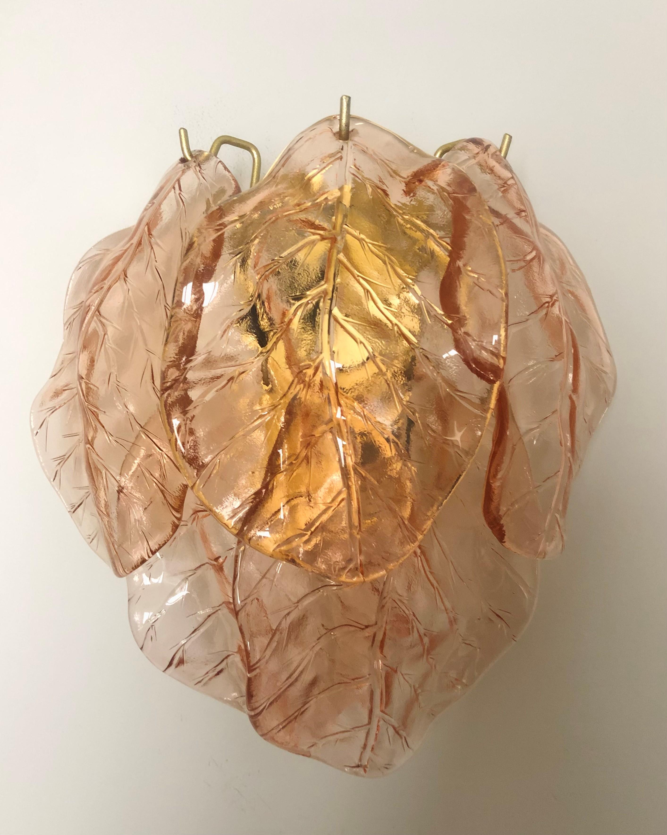 Lovely and beautiful talian Amber Leaf Murano Glass Individual Wall Sconce from 1970s. This Wall Sconce was designed and manufactured during the 1970s in Italy.
This Wall Sconces is composed by 5 murano leaf murnao glasses.
Mazzega lie in the noble