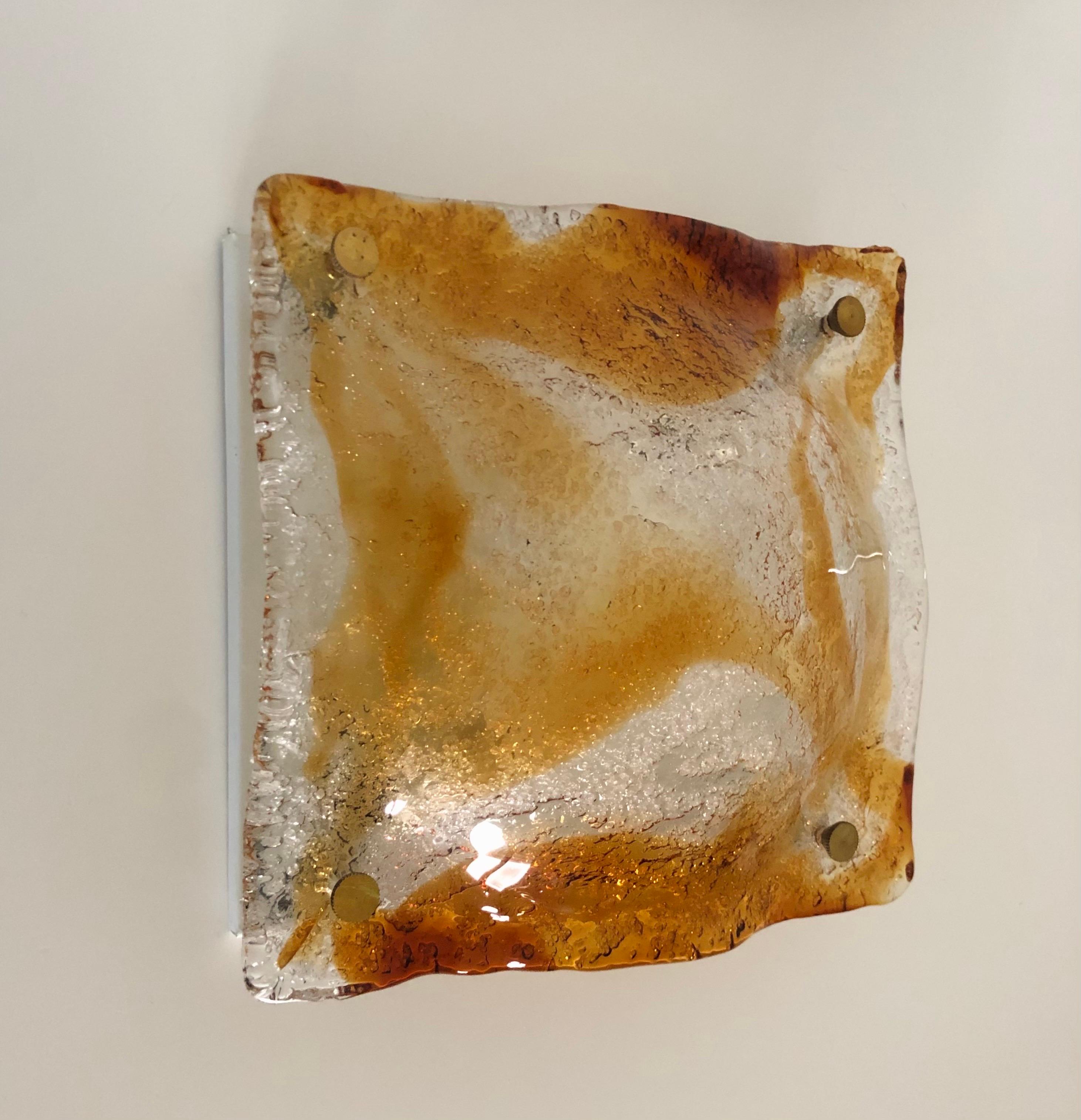 Italienischer Wandleuchter aus bernsteinfarbenem Murano-Glas von Mazzega aus der Mitte des Jahrhunderts, 1970er Jahre (Ende des 20. Jahrhunderts) im Angebot