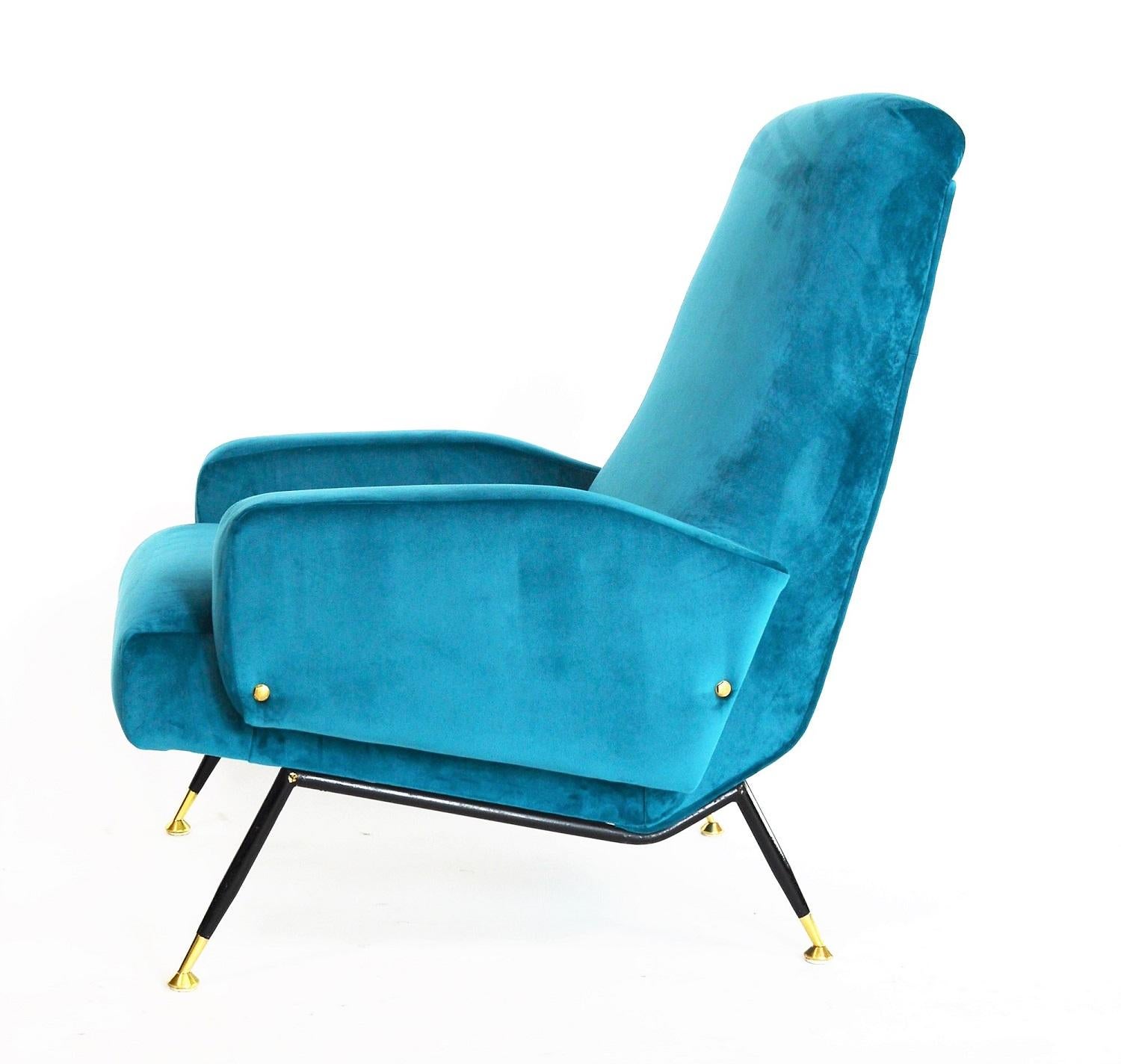 Beautiful and elegant Italian vintage armchair, original from the 1950s.
The armchair have been restored completely internally with high quality material and reupholstered with petrol - blue colored soft velvet fabric of Italian