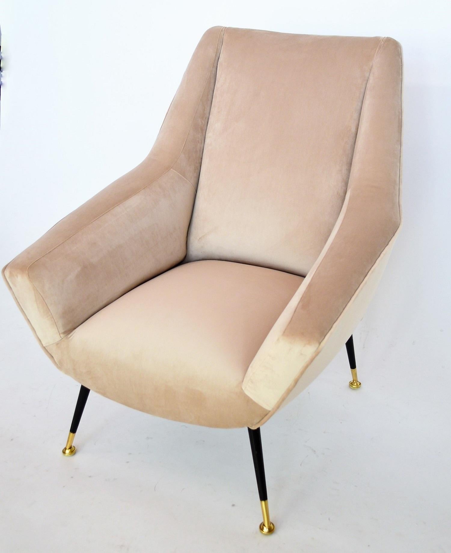 Beautiful and elegant Italian vintage armchair, original from the 1950s.
The armchair have been restored completely internally with high quality material and reupholstered with taupe colored soft velvet fabric of Italian manufacturing.
Legs are