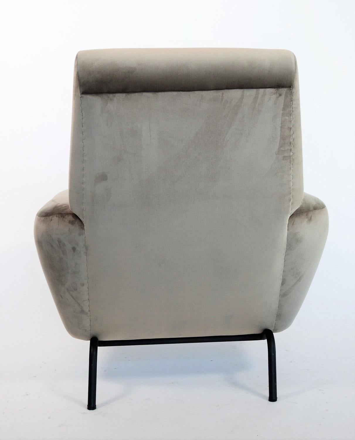 Italian Midcentury Armchair Re-upholstered in Grey Soft Velvet, 1950s 8