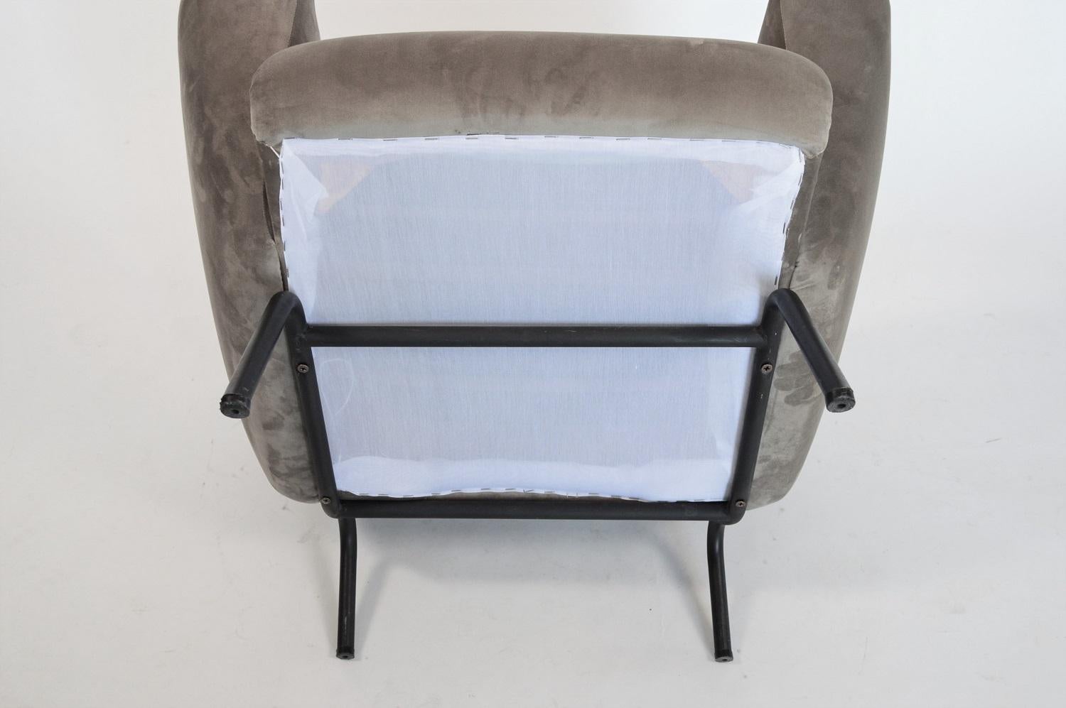 Italian Midcentury Armchair Re-upholstered in Grey Soft Velvet, 1950s 9